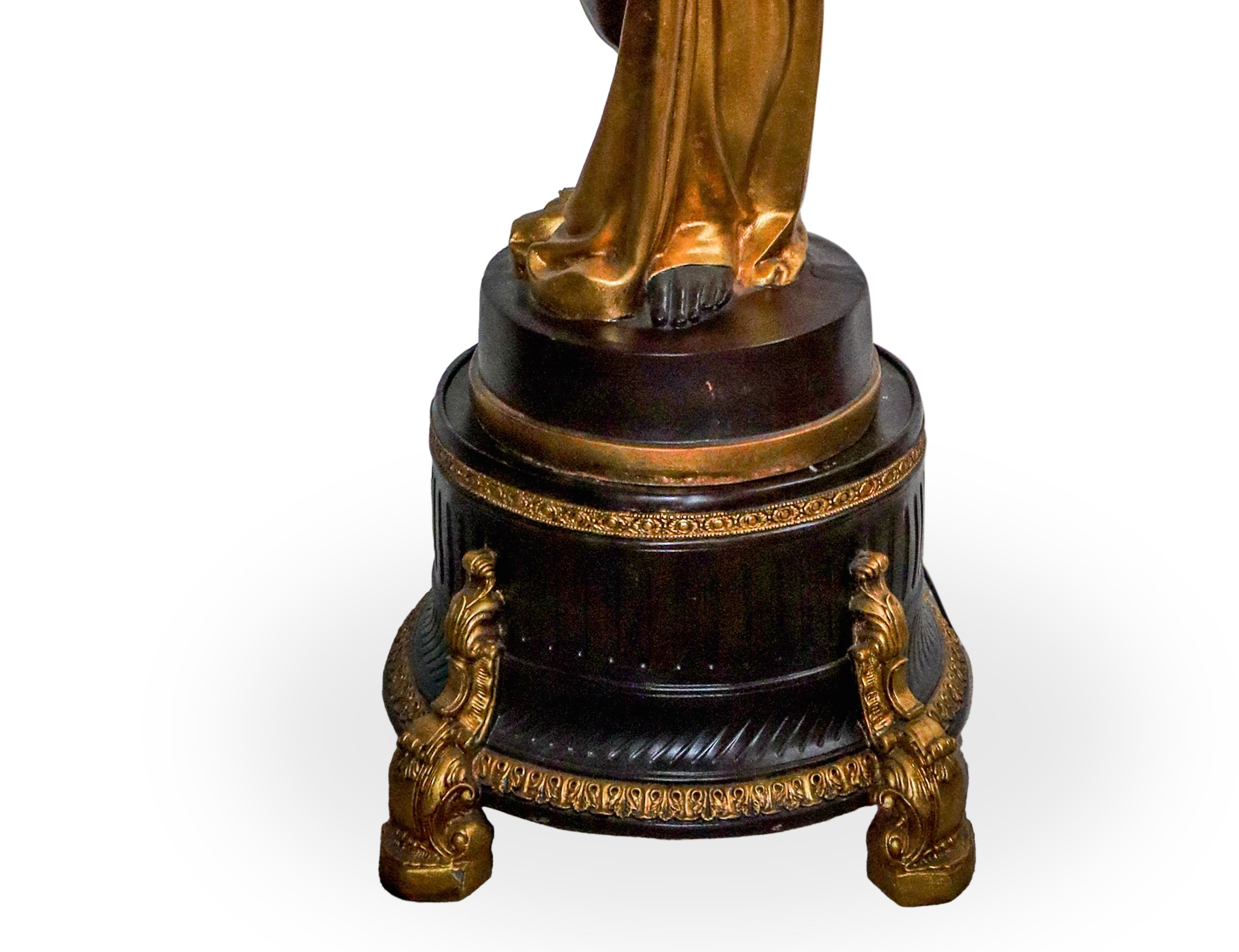 Grande Lampada da Terra in Resina a Guisa di Donna con Abiti Dorati