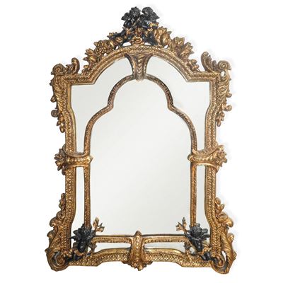 Grande specchiera barocca, legno dorato intagliato e scolpito con putti e motivi floreali