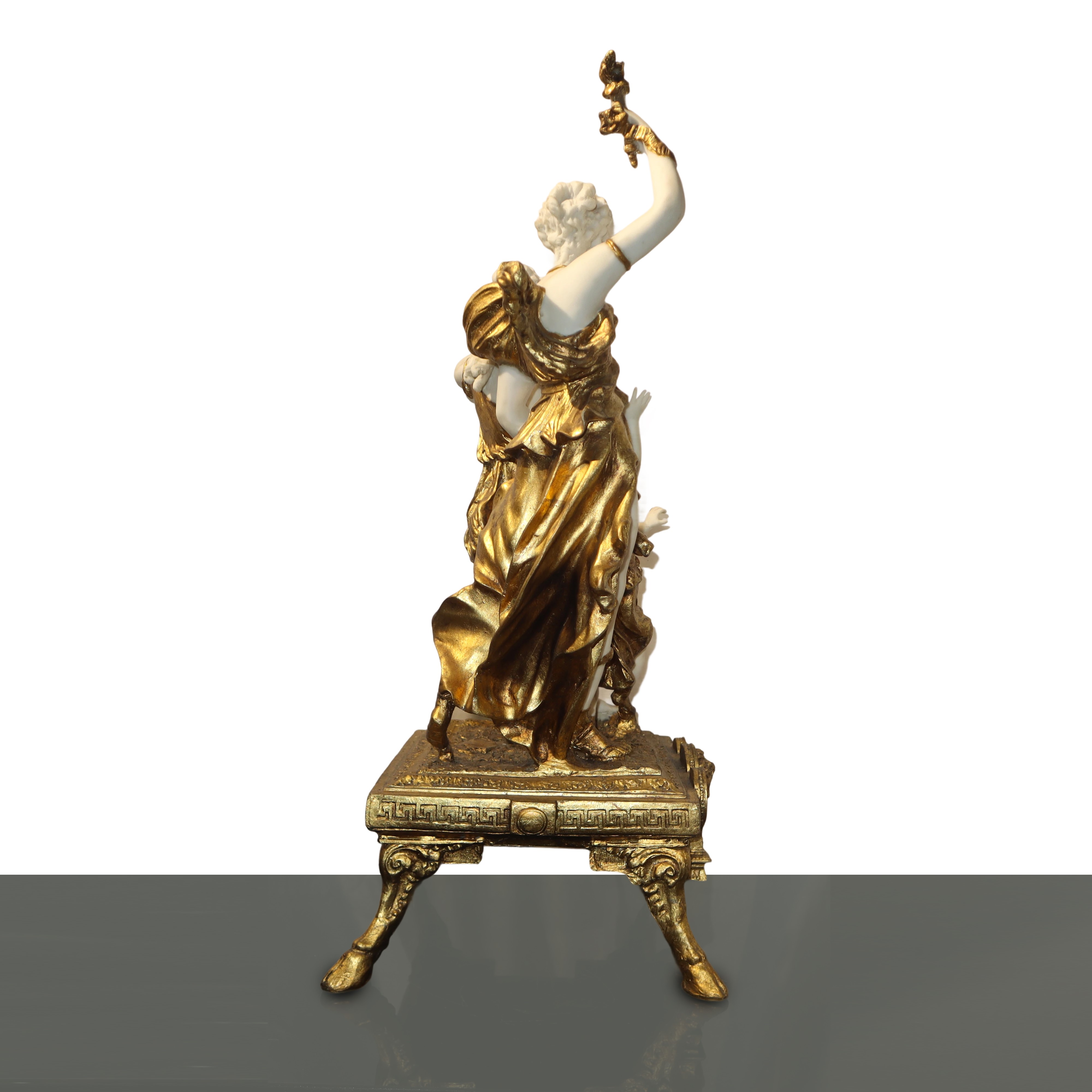 Scultura in biscuit con dorature, Figure classiche