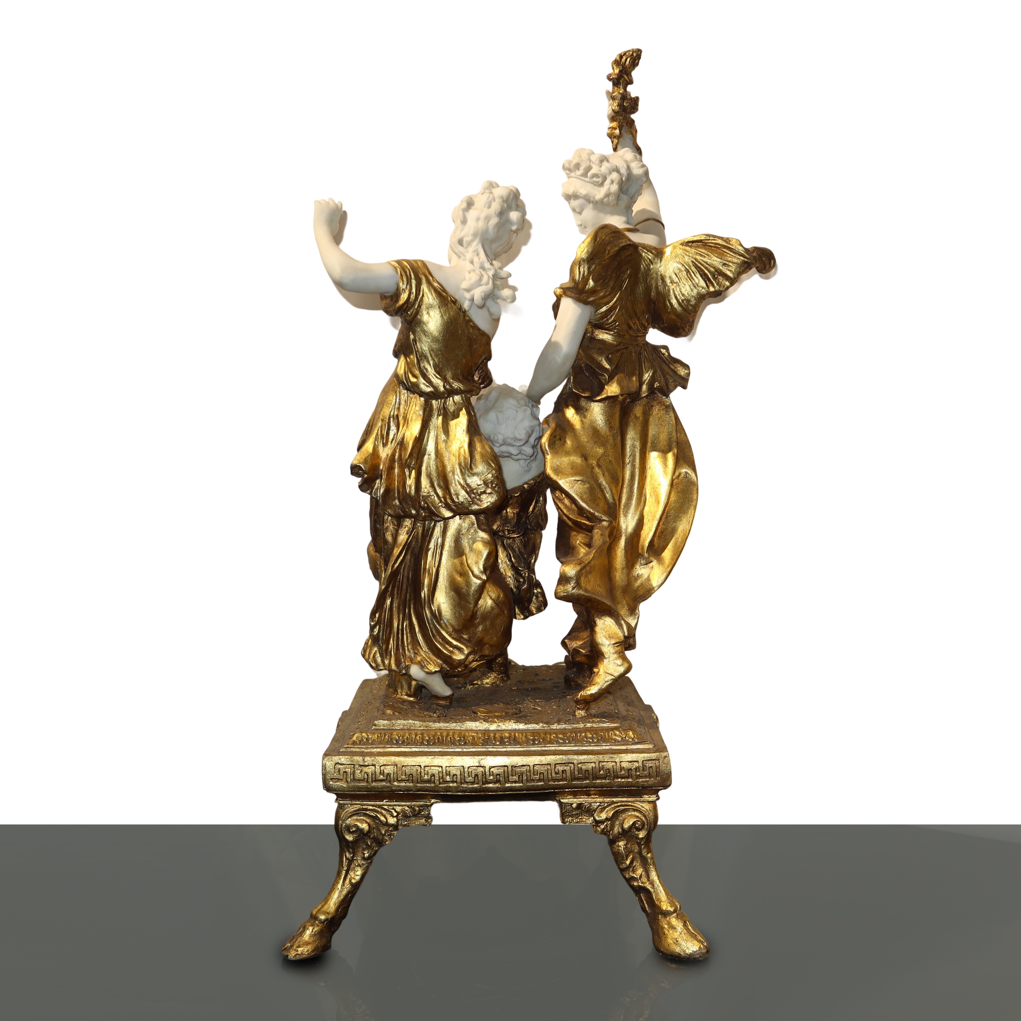 Scultura in biscuit con dorature, Figure classiche