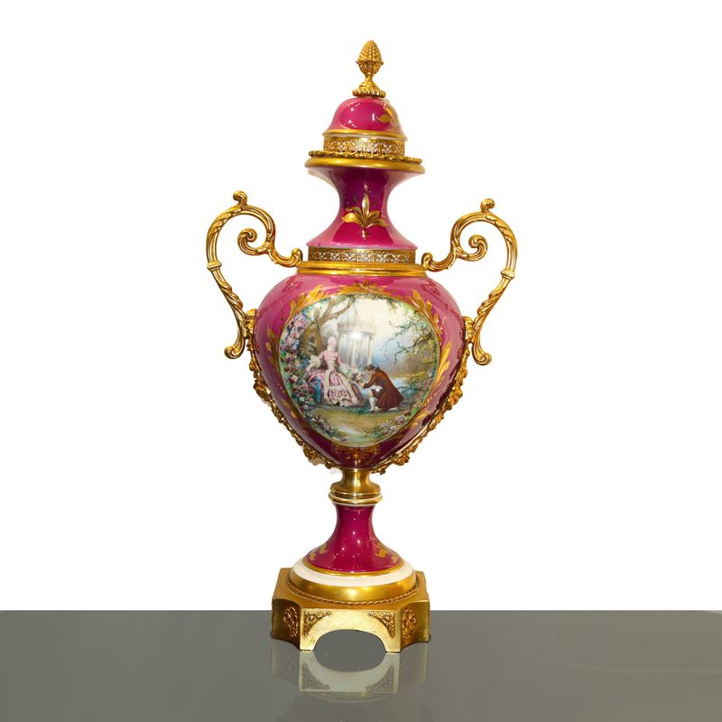 Poutiche in porcellana policroma con medaglione e scena di genere, h 58,5 cm