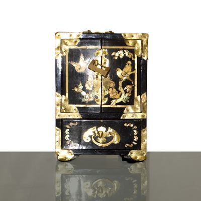 Scatola portagioie orientale, mobiletto in legno laccato (h 21,5 x 15,5 x 12 cm)