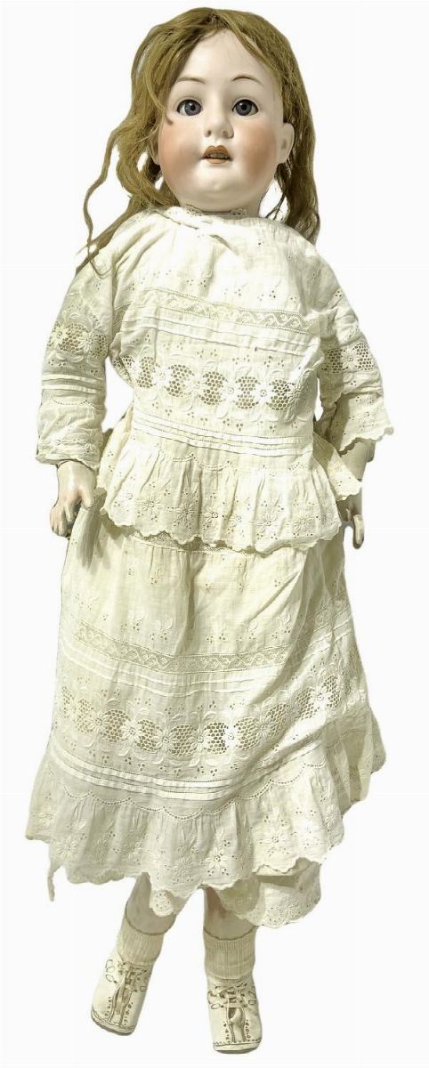 Bambola in biscuit e corpo in materiale composito, abito panna ricamato, fascia azzurra tra i capelli, capelli veri, occhi fissi, n. 4 dentini in avorio, arti mobili, firma E. Kofpeldolf 302-16, provenienza Germania, h cm 1,12, si segnalano un dito incollato ed uno rotto