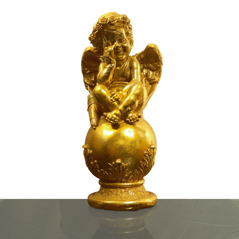 Putto dorato accovacciato su un globo, scultura