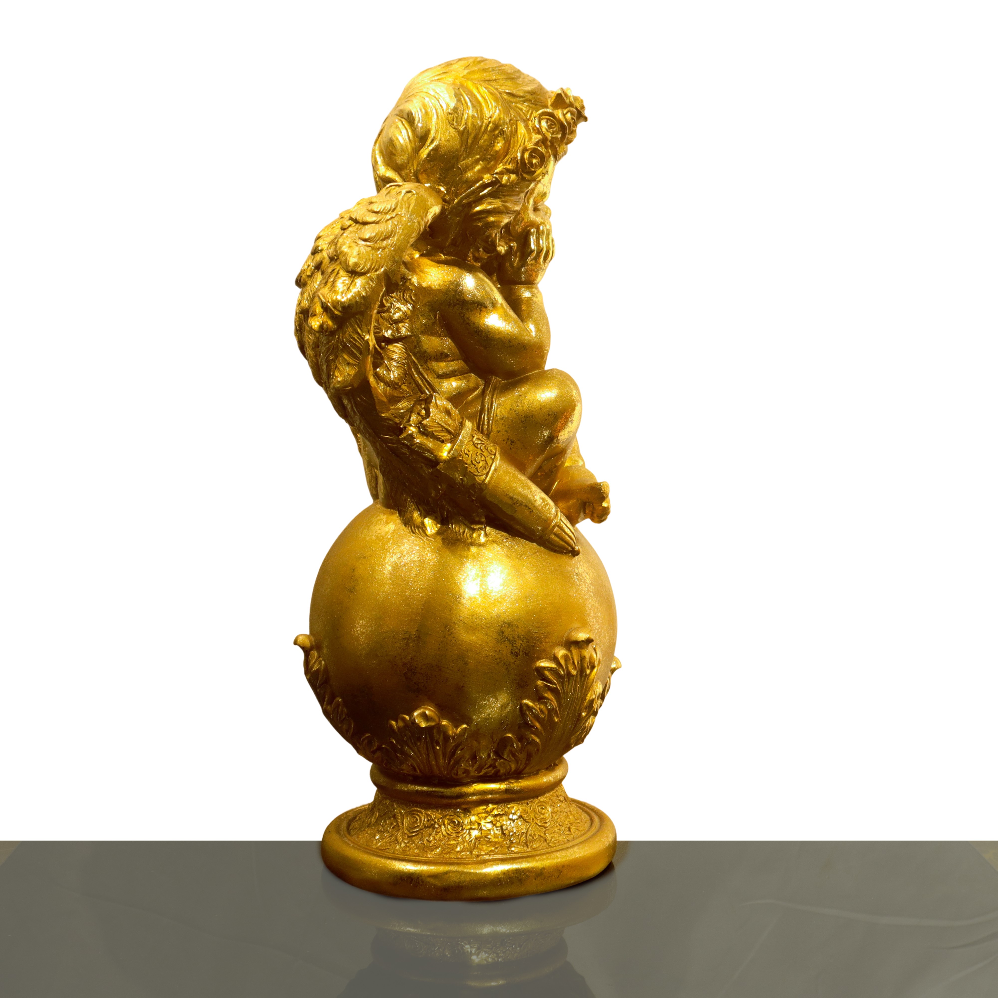 Putto dorato accovacciato su un globo, scultura