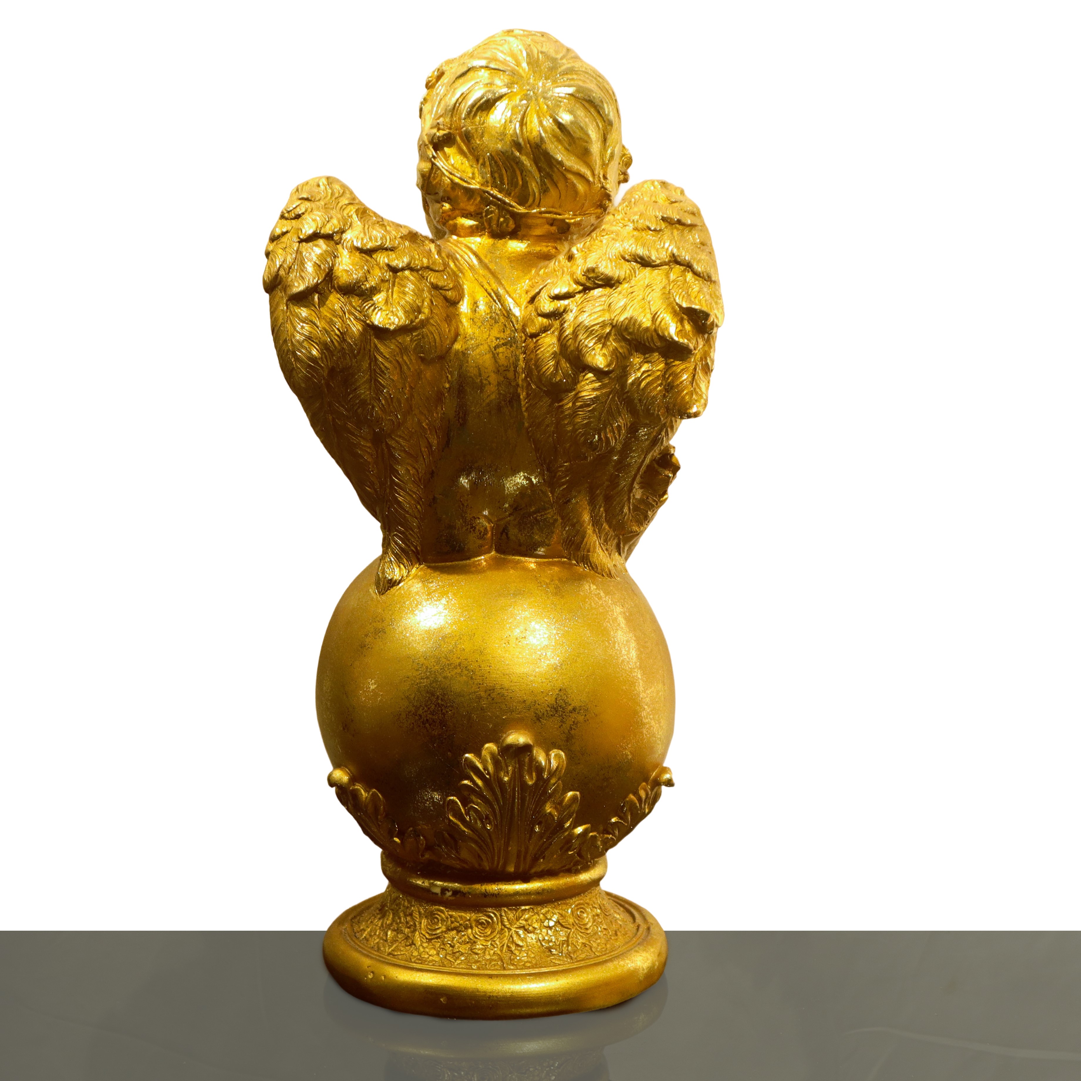 Putto dorato accovacciato su un globo, scultura