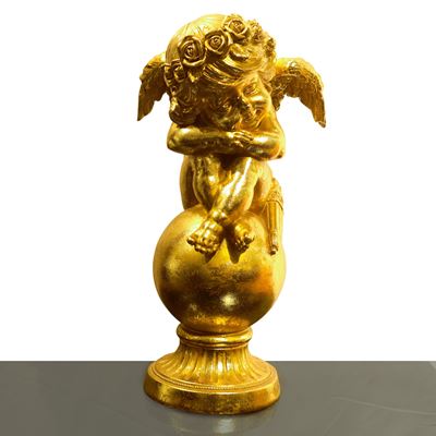 Putto dormiente dorato accovacciato su un globo, scultura decorativa
