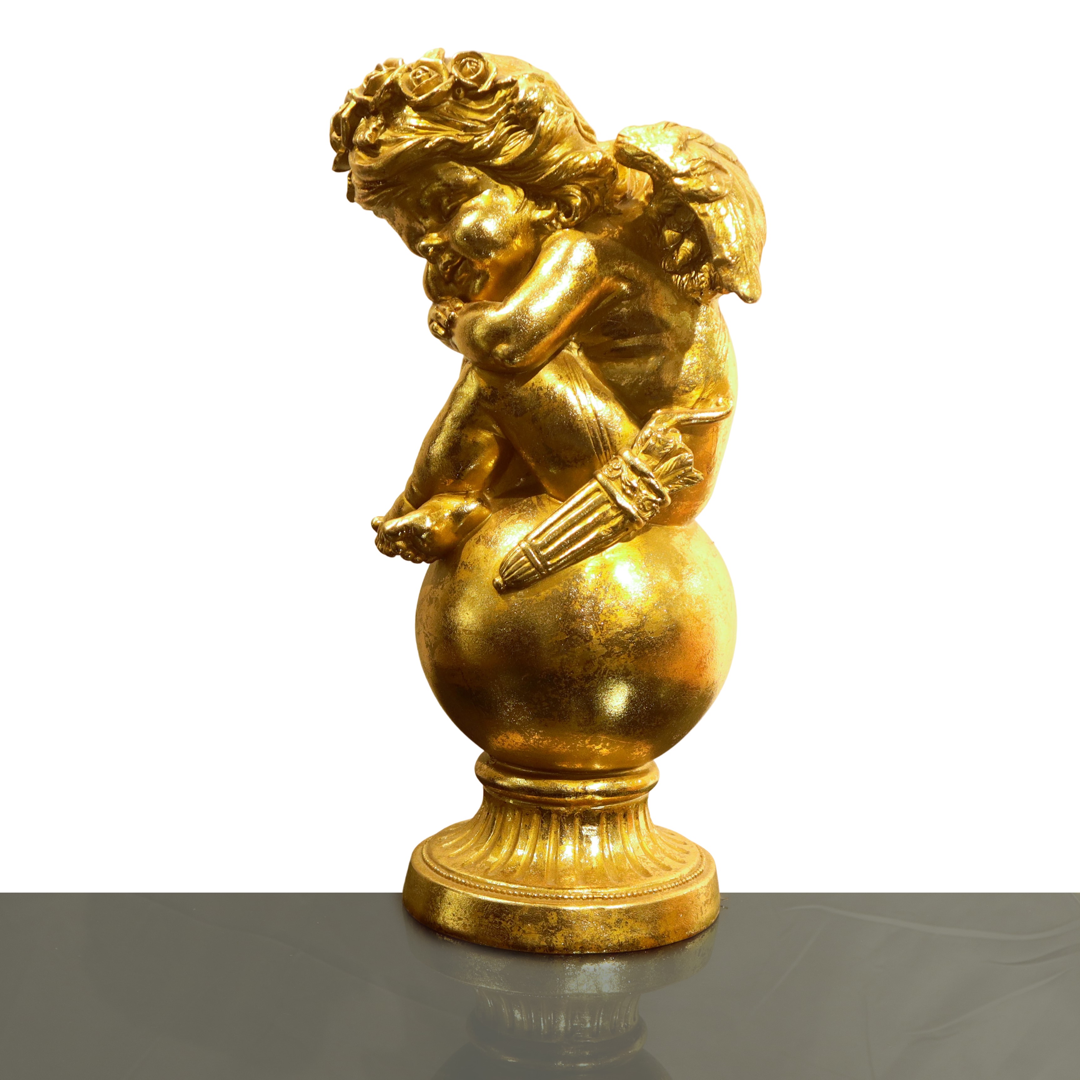 Putto dormiente dorato accovacciato su un globo, scultura decorativa