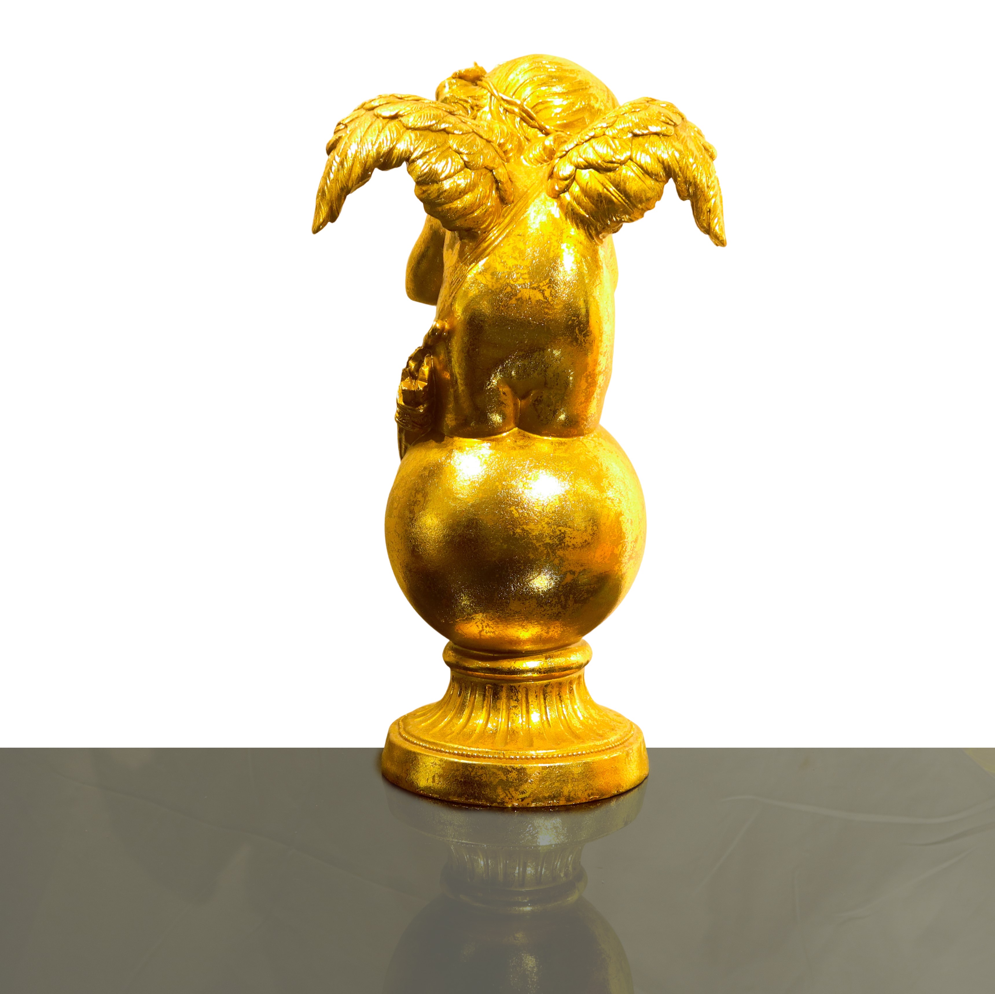 Putto dormiente dorato accovacciato su un globo, scultura decorativa