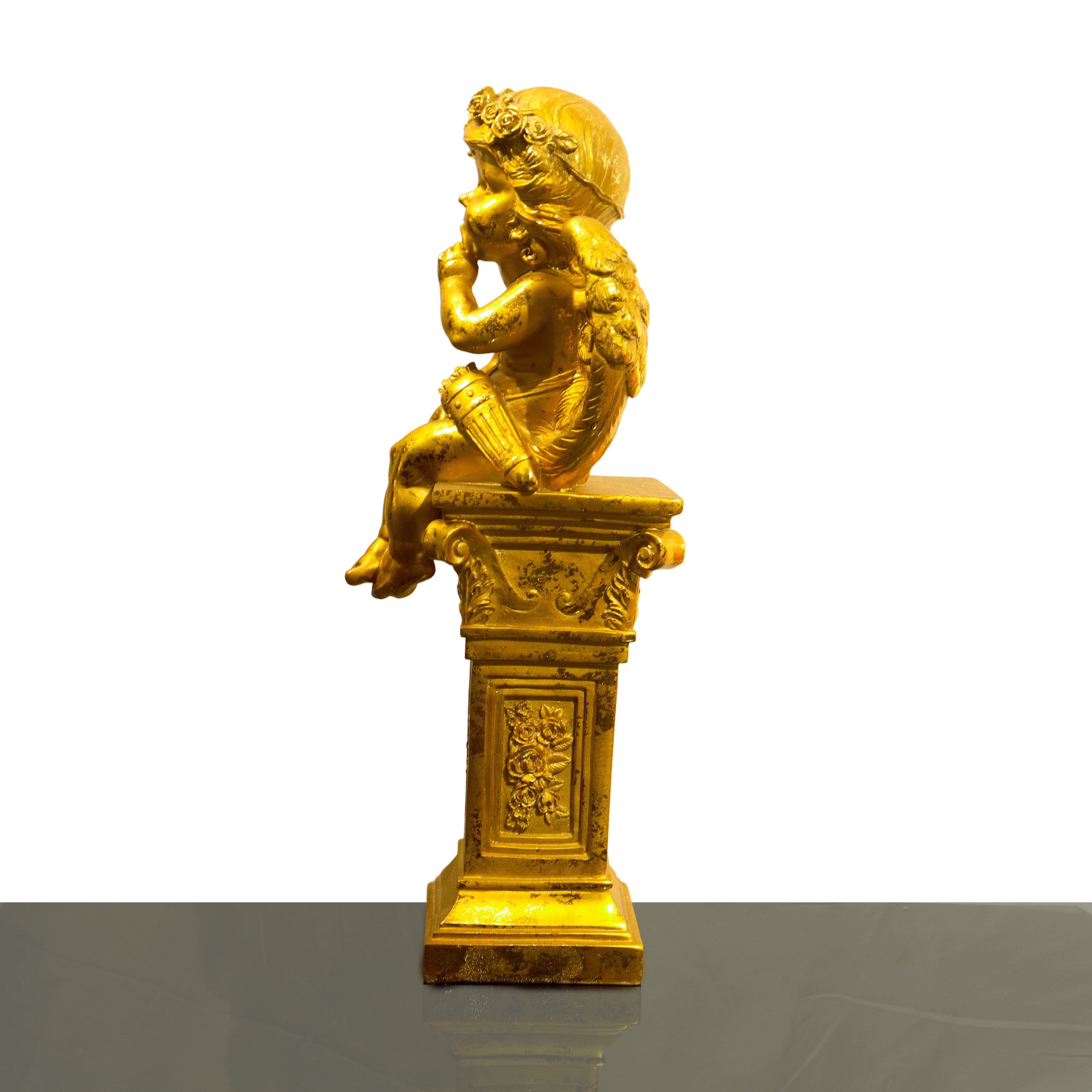 Putto dorato seduto su colonna, scultura decorativa
