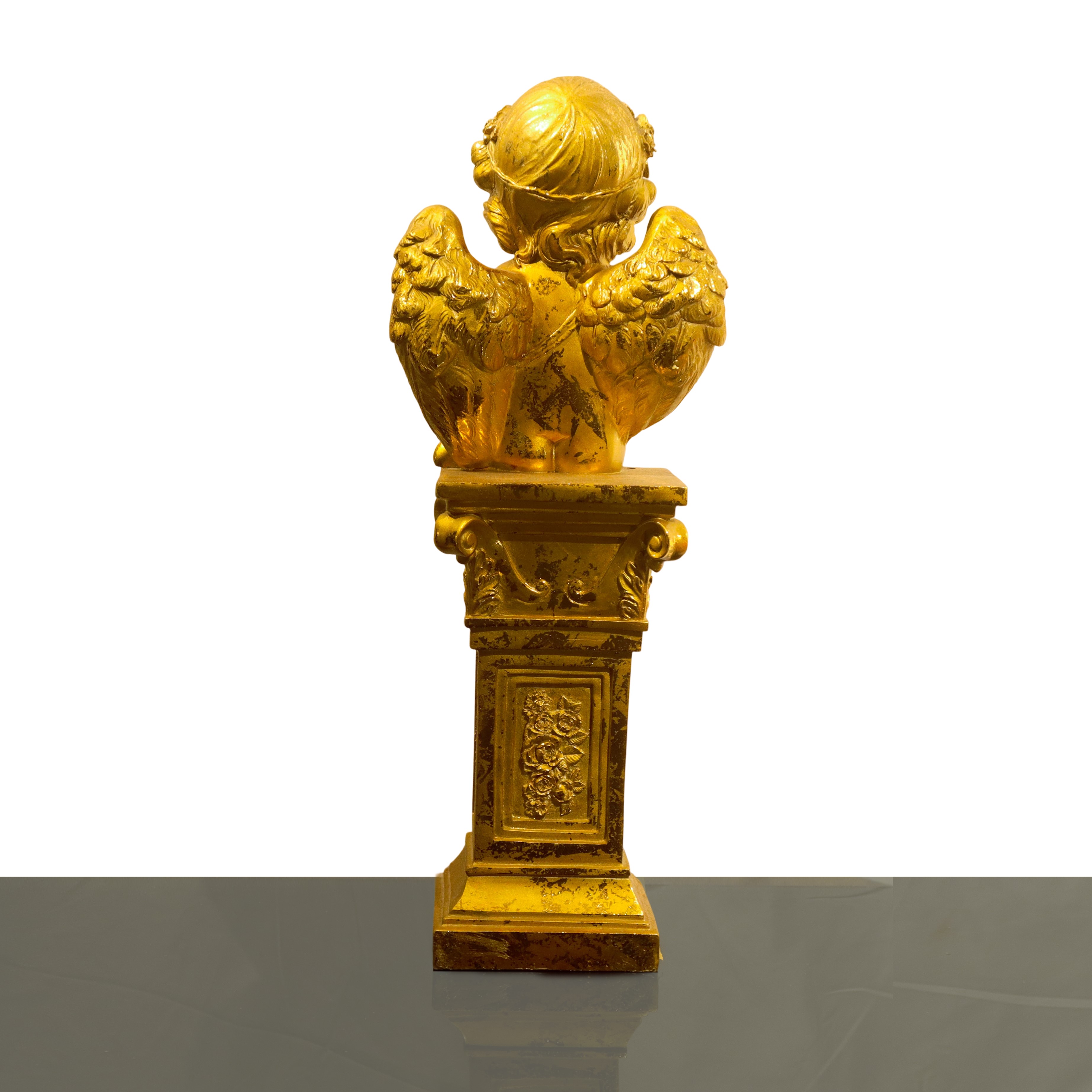 Putto dorato seduto su colonna, scultura decorativa