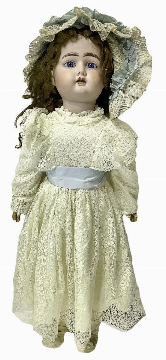 Bambola in biscuit e corpo in materiale composito, abito panna ricamato con cintura azzurra e cuffietta, capelli mohair, occhi fissi, n. 5 dentini, arti mobili, firma made in Germany, "Ernest Hembach", 1889 ca., h cm 78