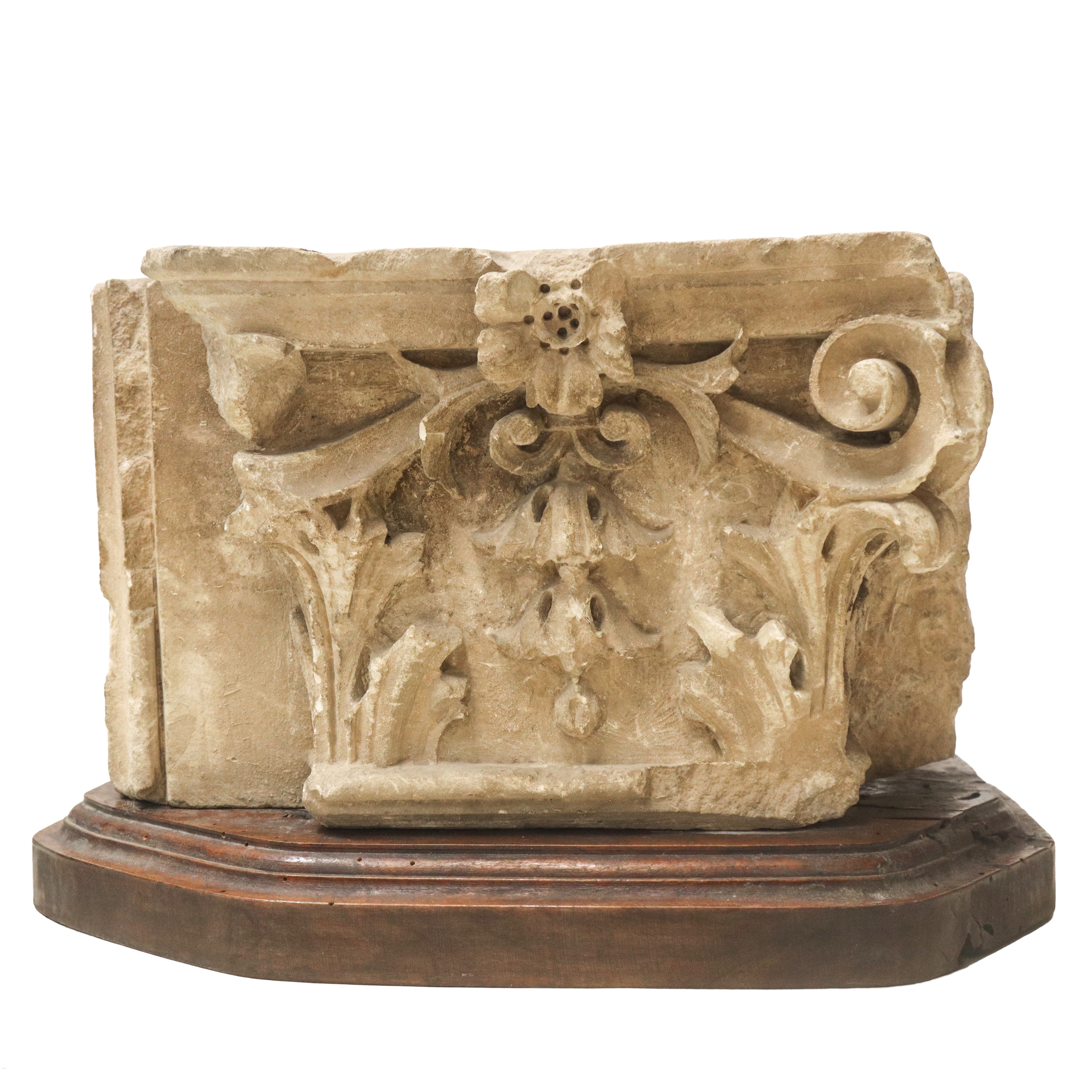Capitello barocco, pietra bianca di pomice, inizi XVIII secolo