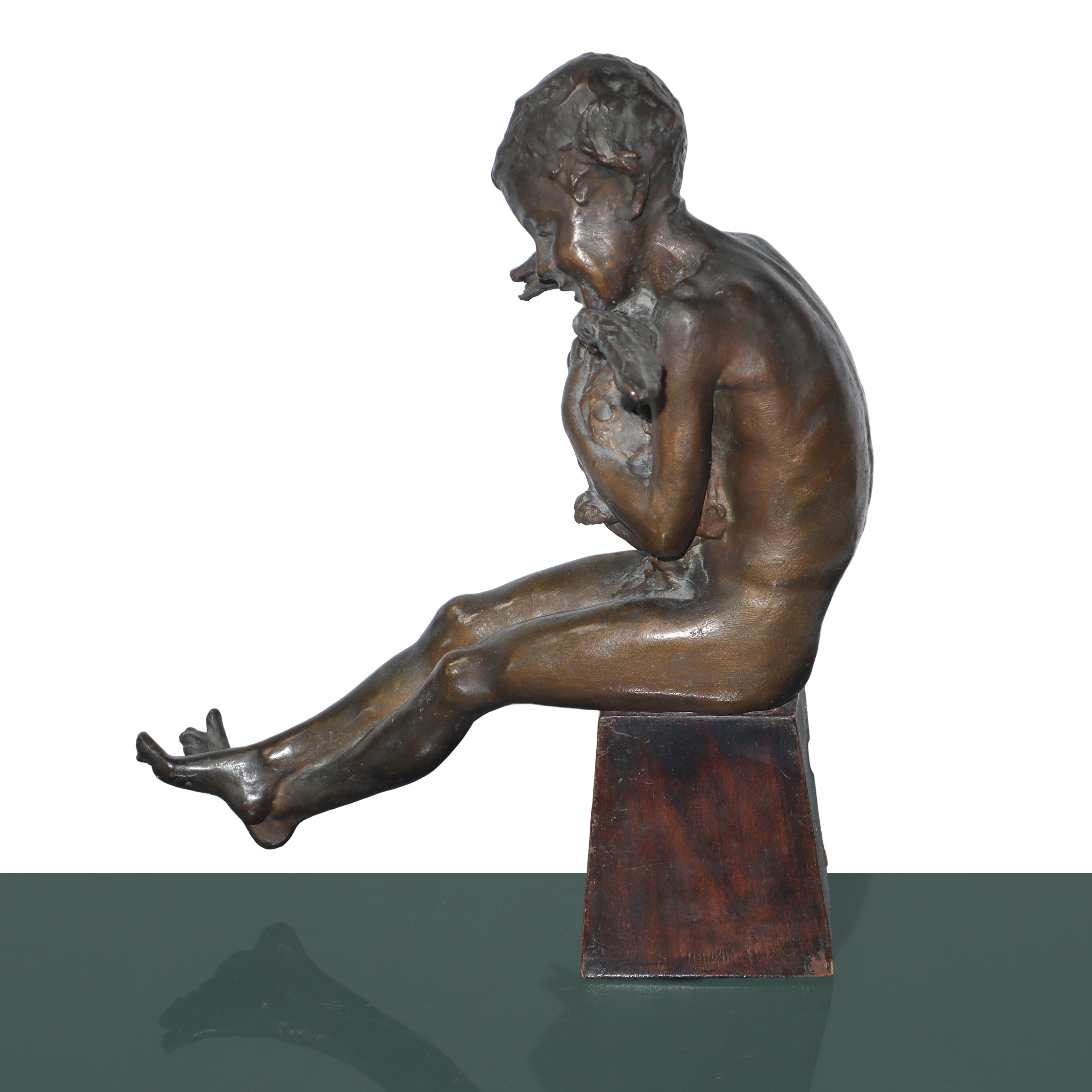 Ragazzo con anatra, scultura in bronzo patinato bruno su base troncopiramidale in legno