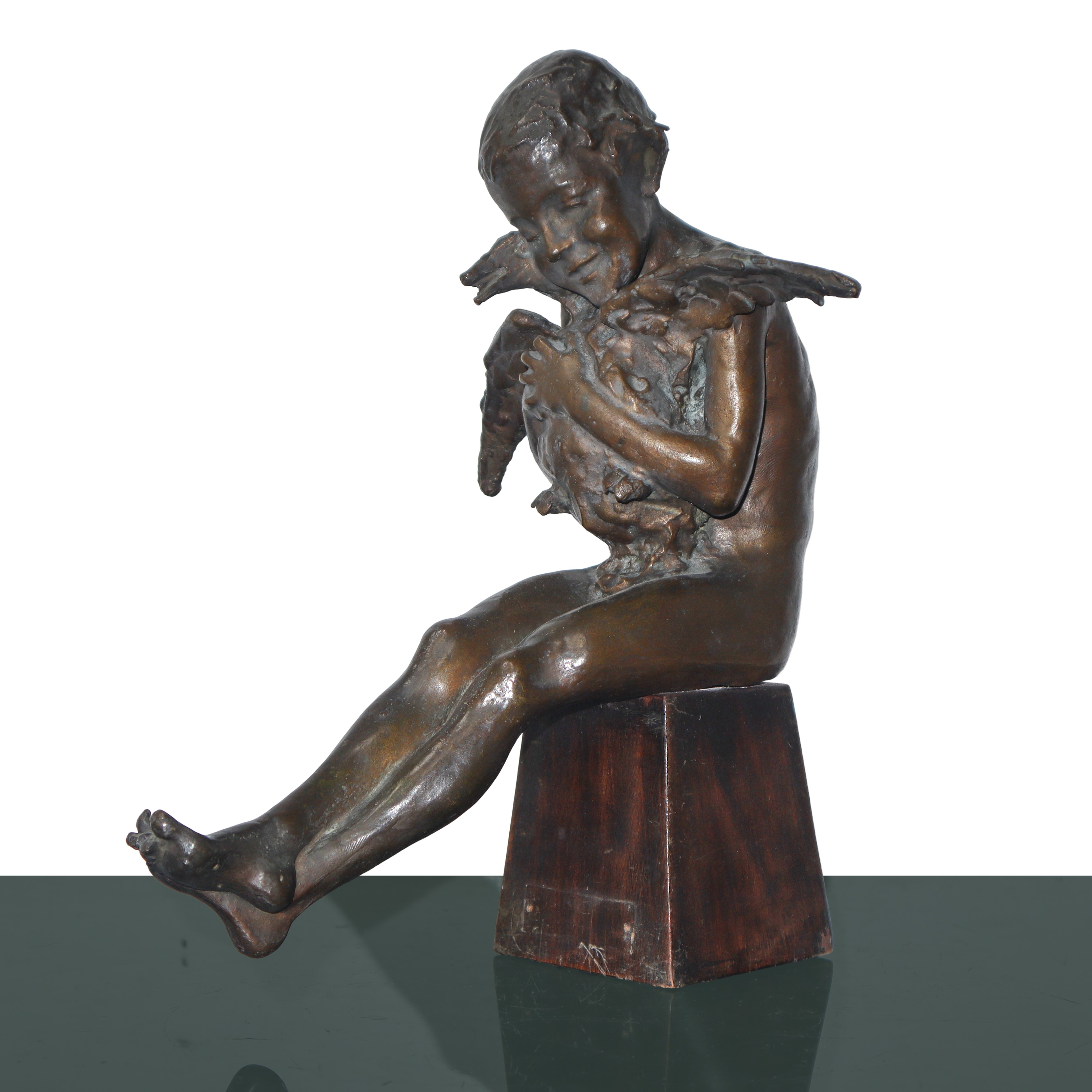 Ragazzo con anatra, scultura in bronzo patinato bruno su base troncopiramidale in legno