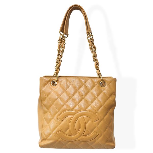 Borsa Chanel Medallion Tote in pelle caviar trapuntata color cammello con metalleria dorata  