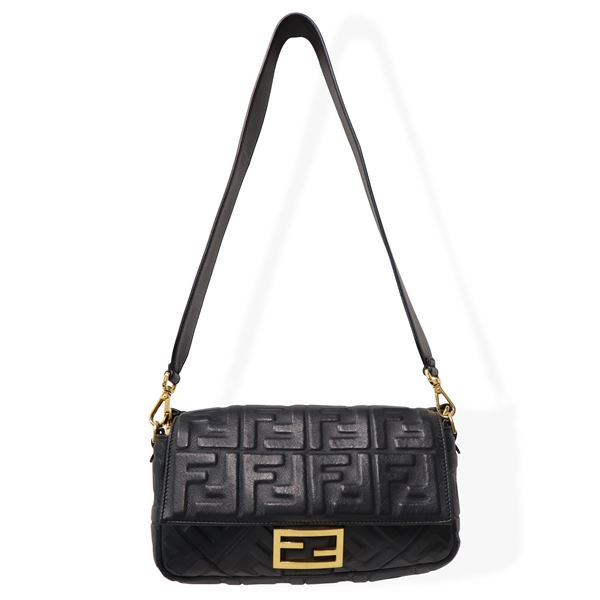 Fendi - Borsa Baguette Fendi in nappa nera logata a rilievo con metalleria dorata 