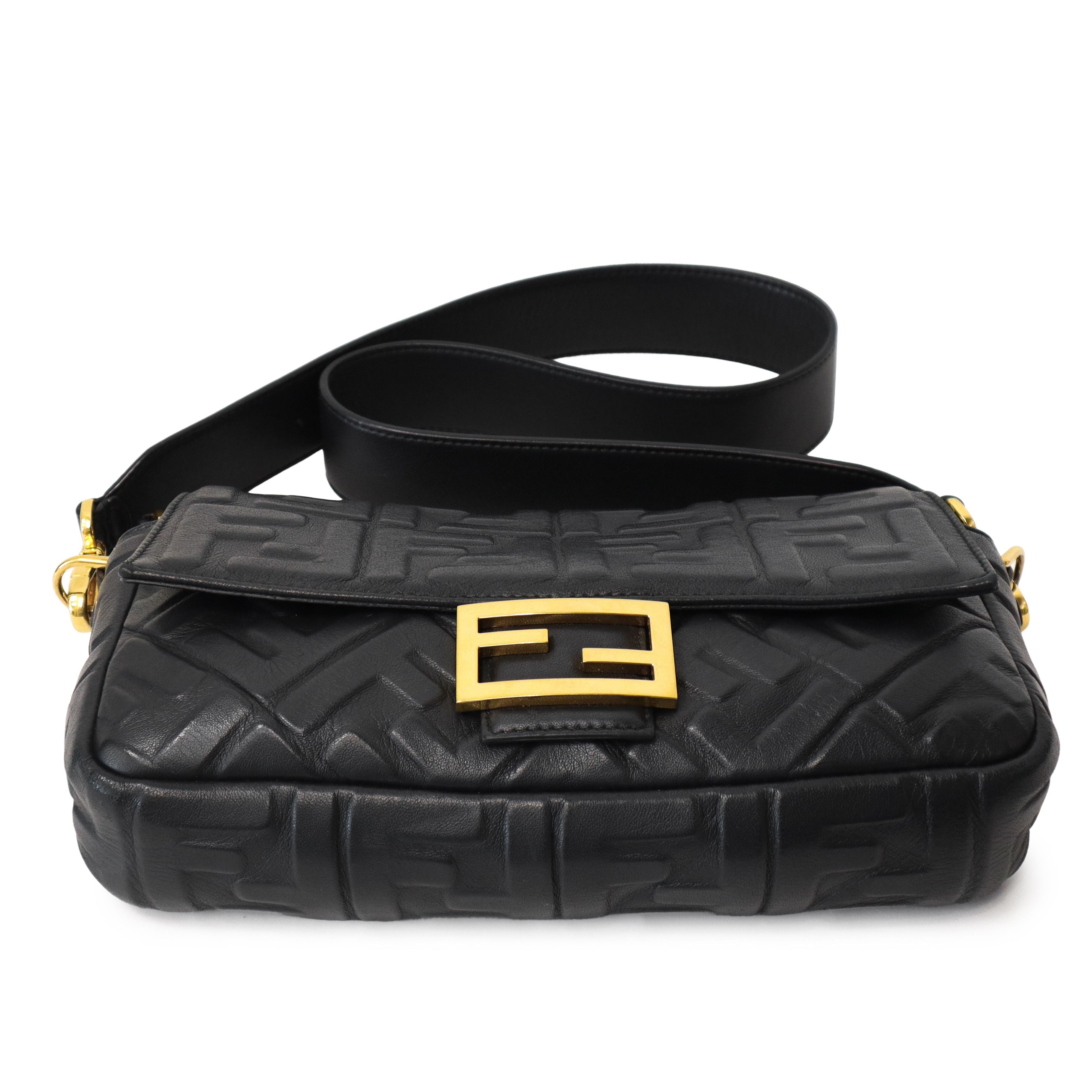 Fendi - Borsa baguette in nappa nera con logo a rilievo e metalleria dorata