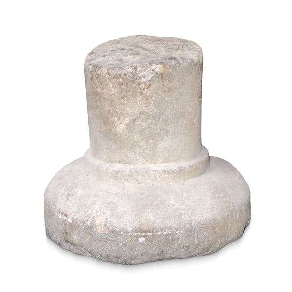 Frammento di colonna in pietra bianca di Comiso