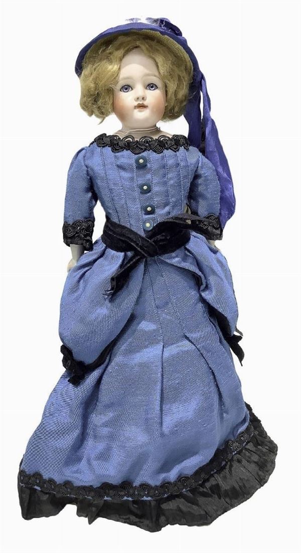 Bambola in biscuit e pelle di capretto e tessuto, abito blu con cinturino nero, cappello blu con piuma, capelli mohair, occhi fissi, arti restaurati fai da te, 1899, provenienza Germania, h cm 50, probabilmente Kestner