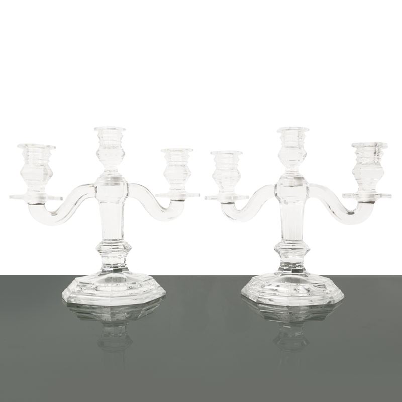 Coppia di candelabri a tre luci in cristallo manifattura Baccarat modello Regence. Presenza di sb...