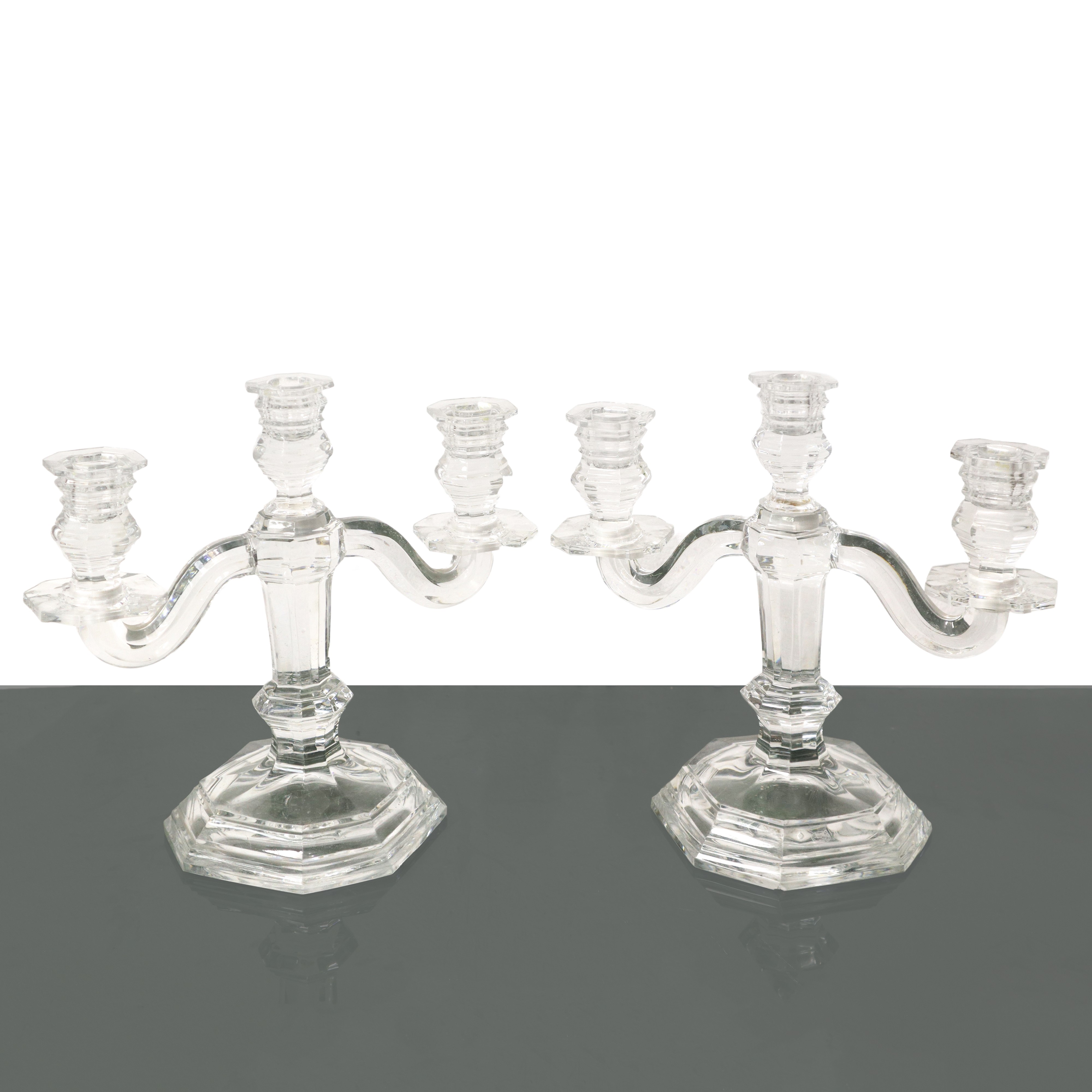 Coppia di candelabri a tre luci in cristallo manifattura Baccarat modello Regence. Presenza di sb...