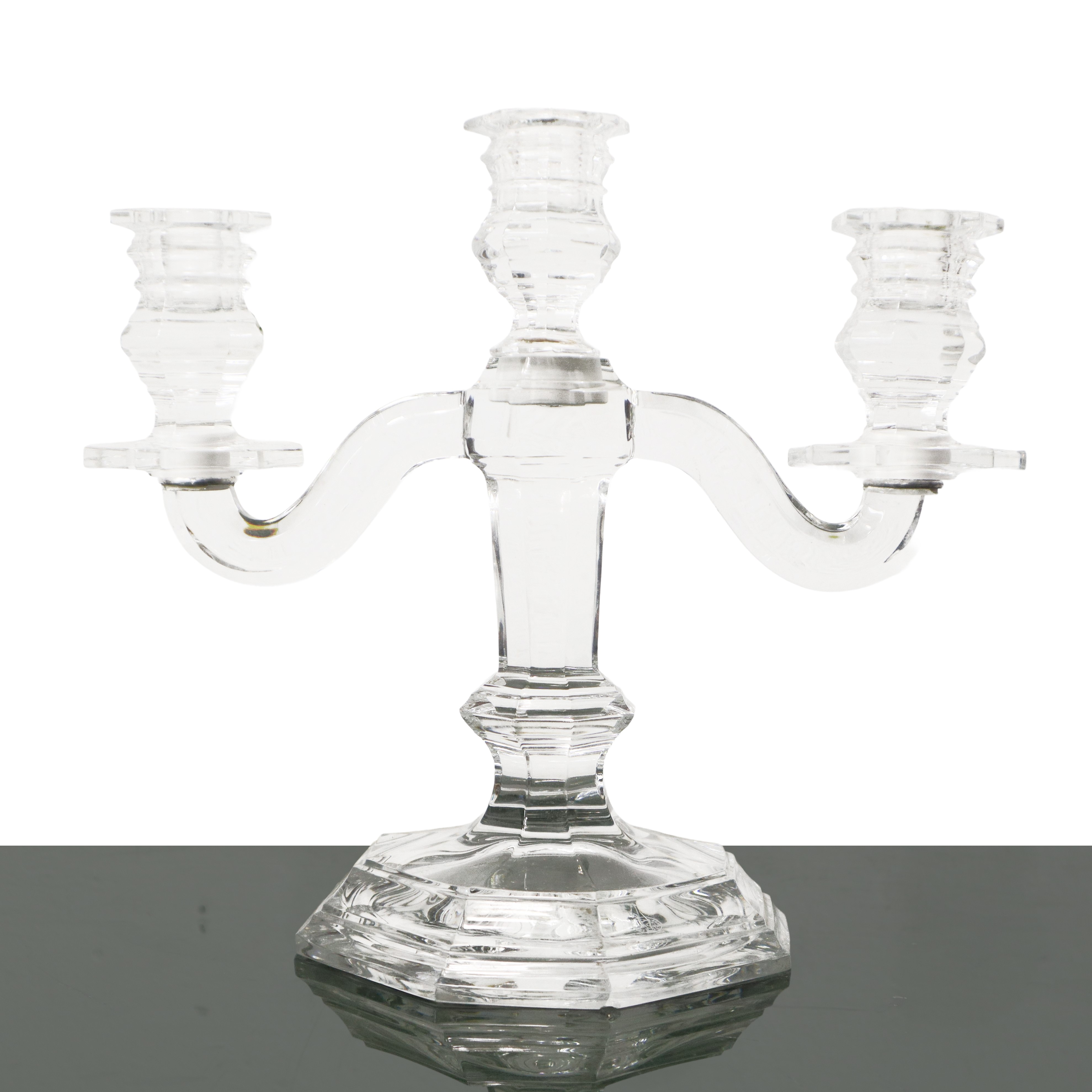 Coppia di candelabri a tre luci in cristallo manifattura Baccarat modello Regence. Presenza di sb...