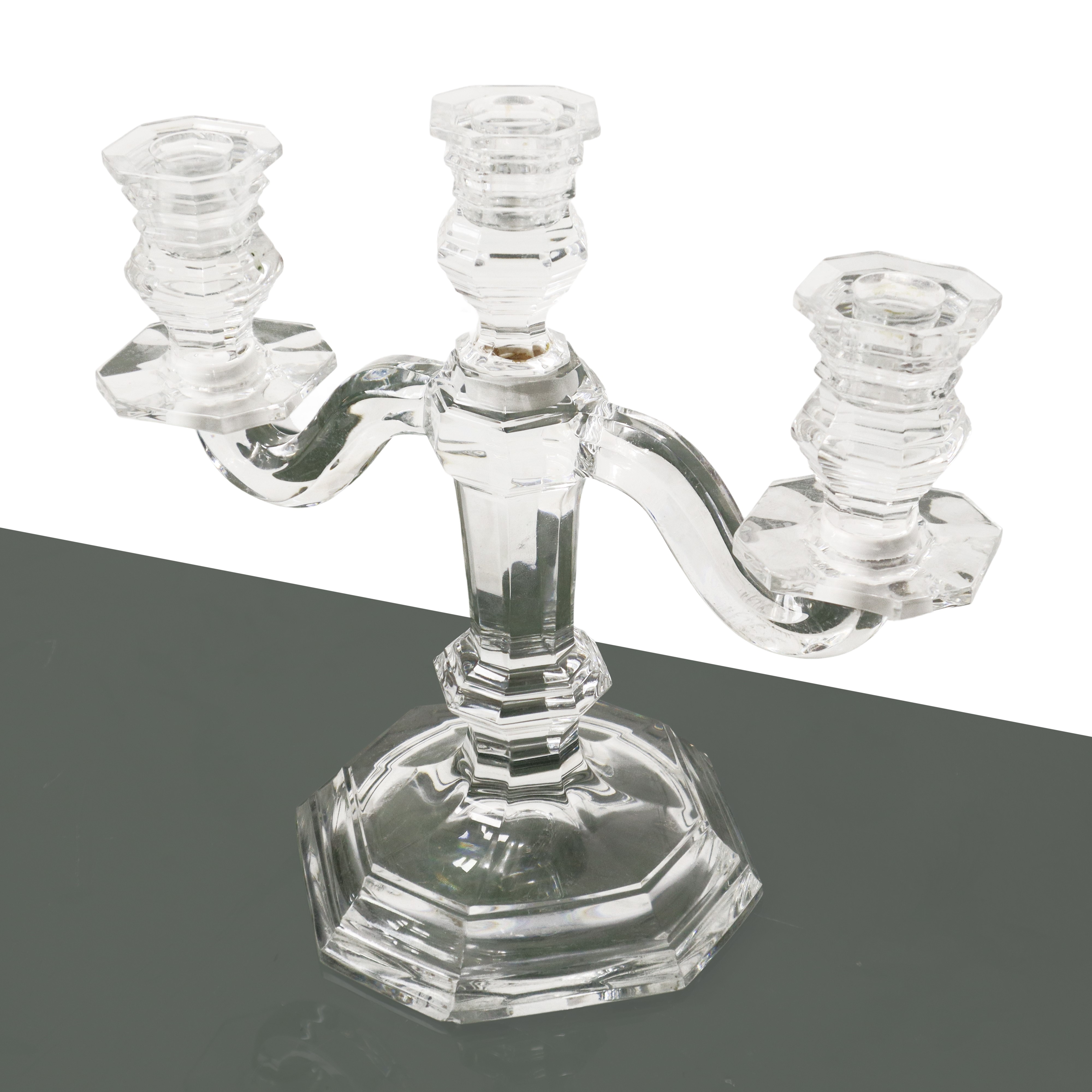 Coppia di candelabri a tre luci in cristallo manifattura Baccarat modello Regence. Presenza di sb...