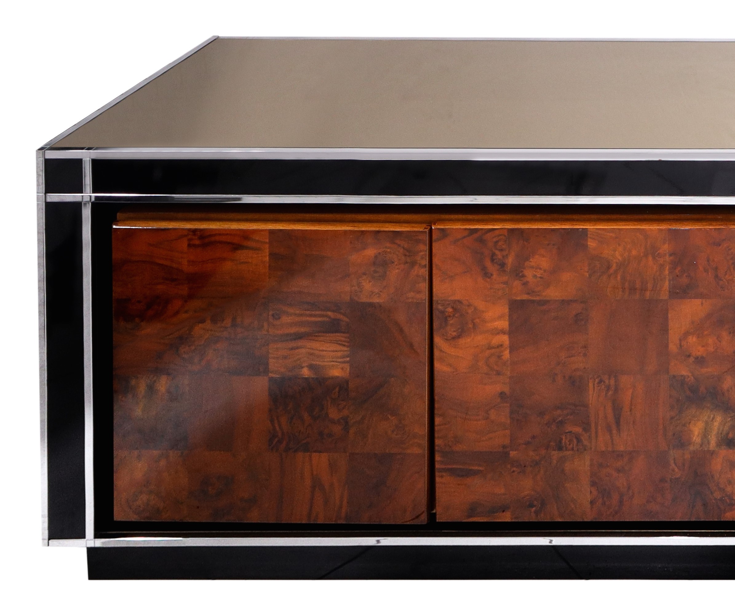 Sideboard in legno laccato e cromato, radica e vetro