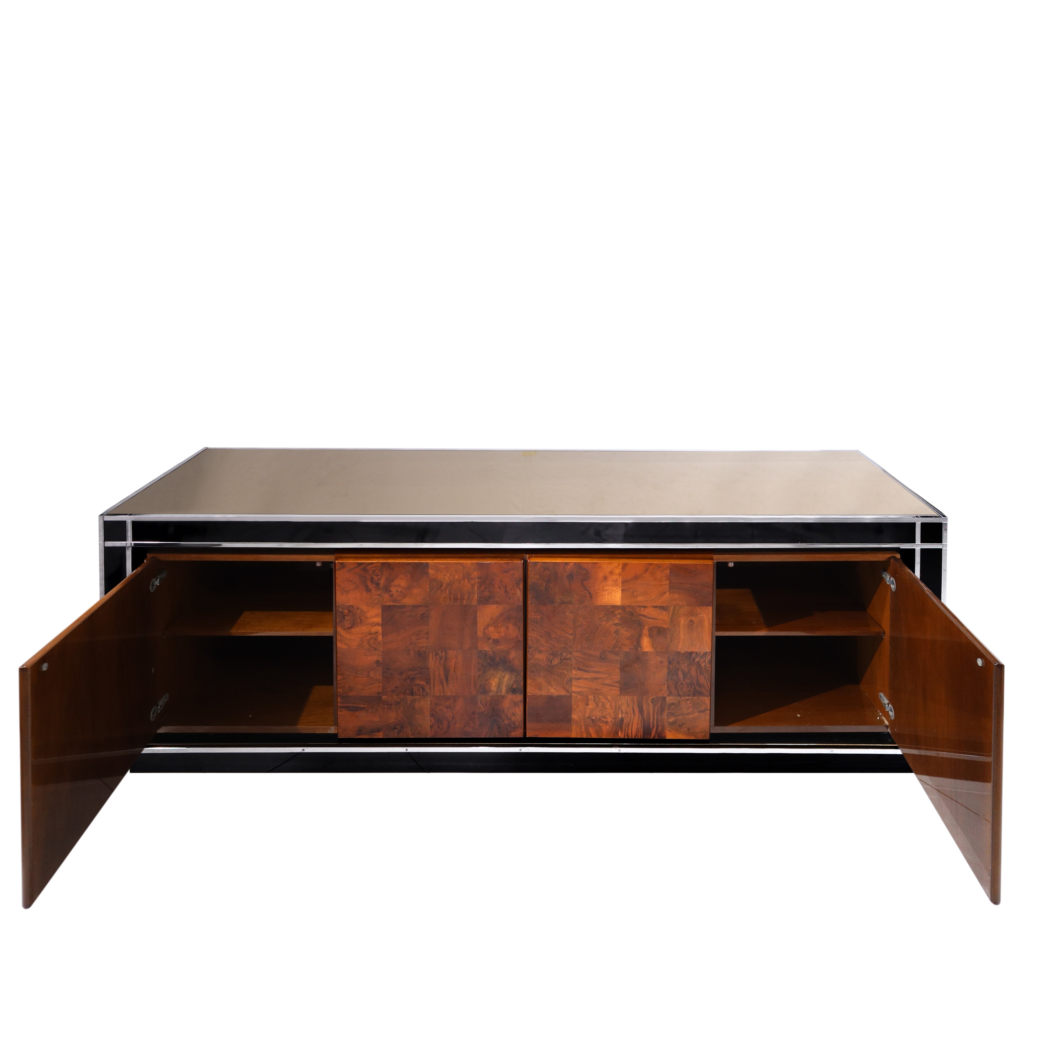 Sideboard in legno laccato e cromato, radica e vetro