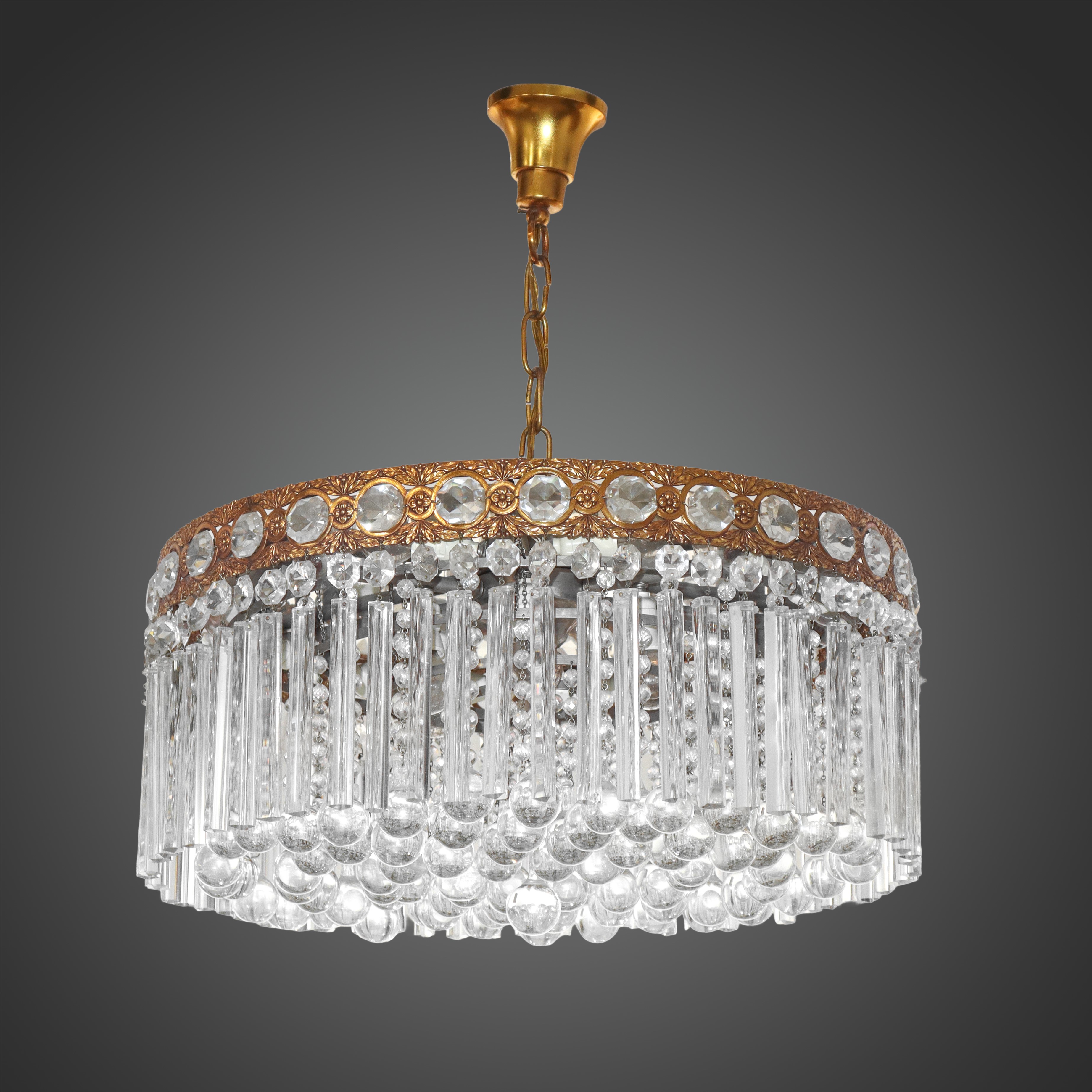 Lampadario a 18 luci stile impero con canne a prima in cristallo e struttura in metallo dorato