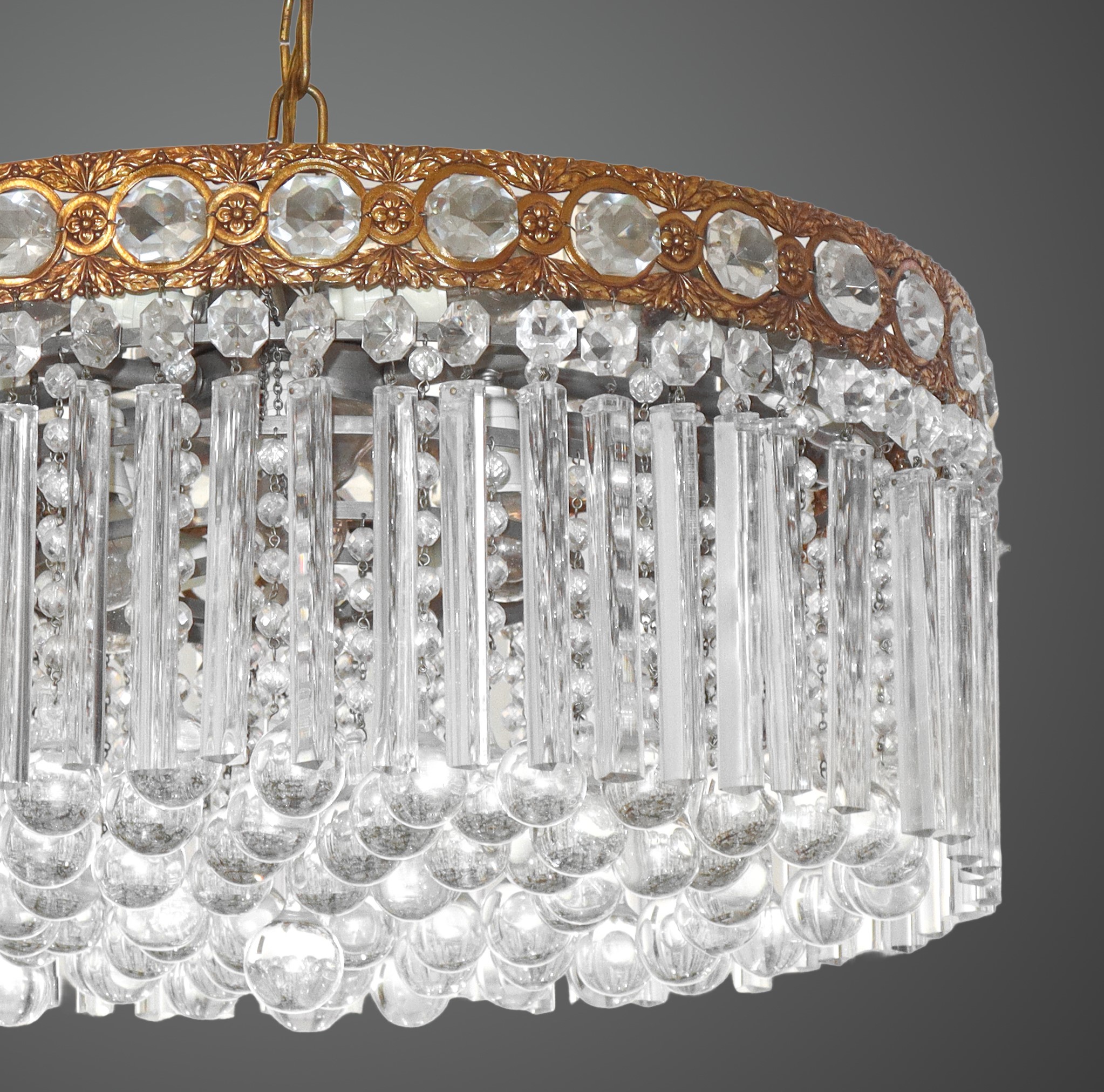 Lampadario a 18 luci stile impero con canne a prima in cristallo e struttura in metallo dorato