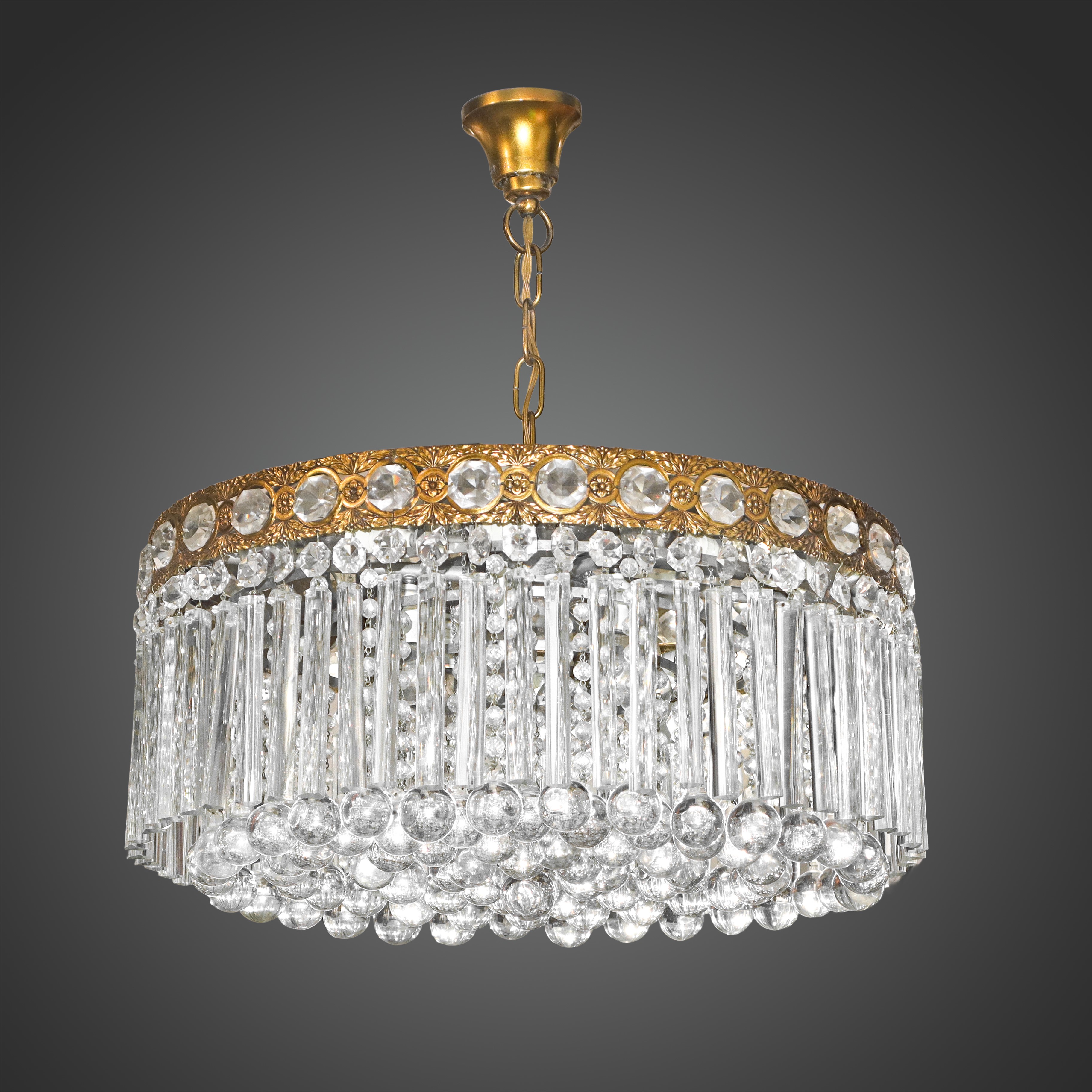 Lampadario a 18 luci stile impero con canne a prima in cristallo e struttura in metallo dorato