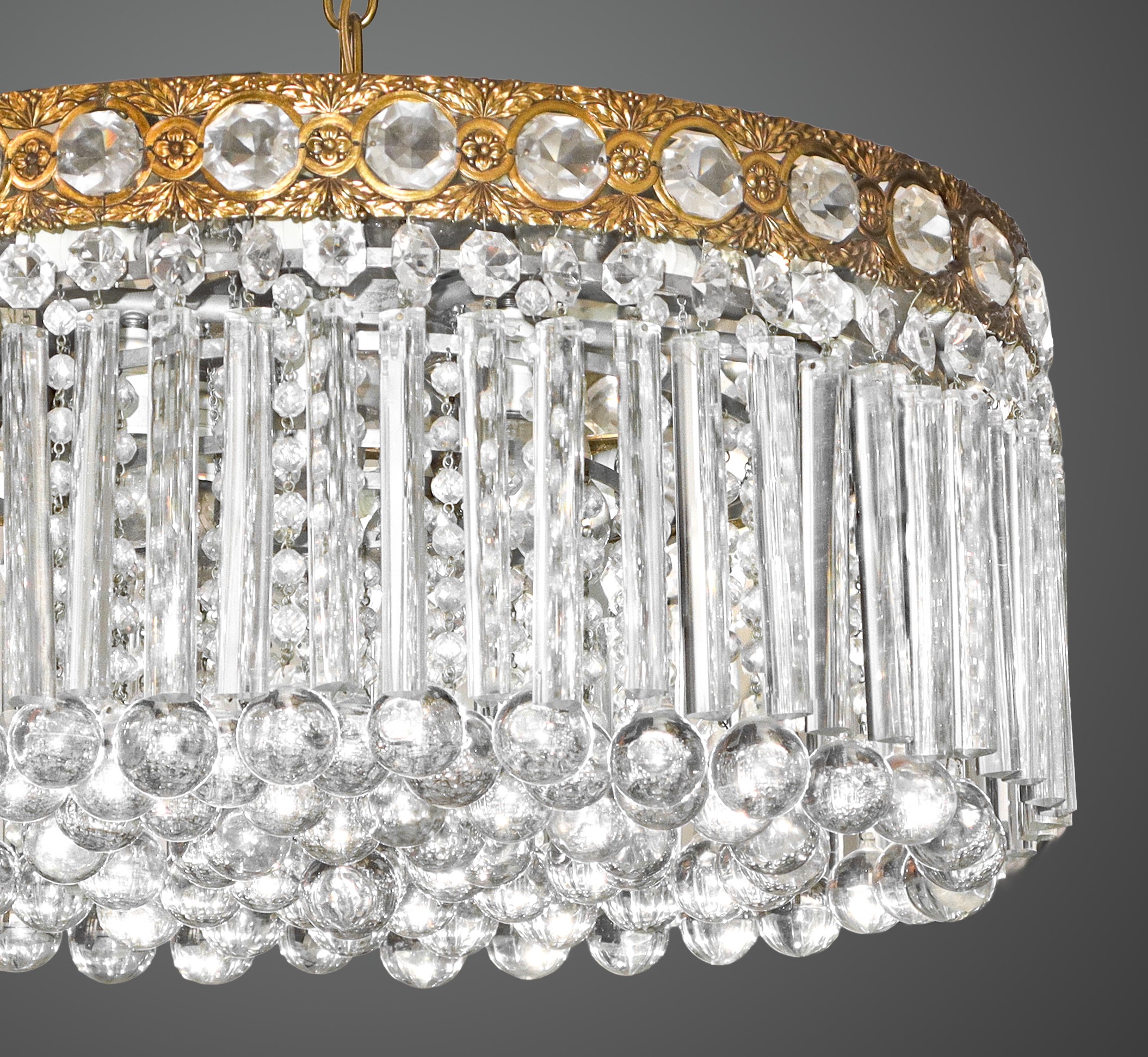 Lampadario a 18 luci stile impero con canne a prima in cristallo e struttura in metallo dorato