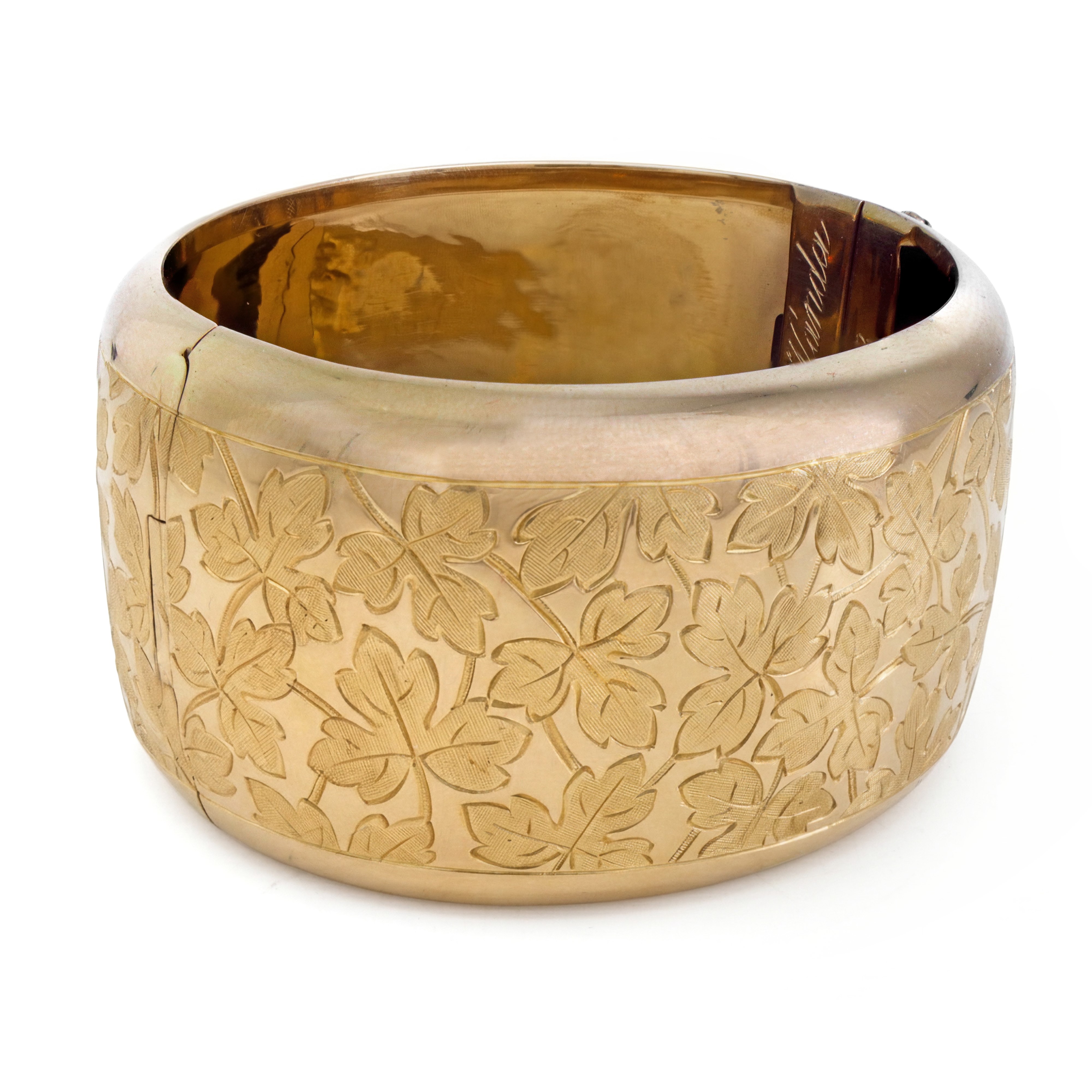Bracciale rigido in oro giallo con decoro di trifogli satinati lungo tutto il corpo del bracciale...