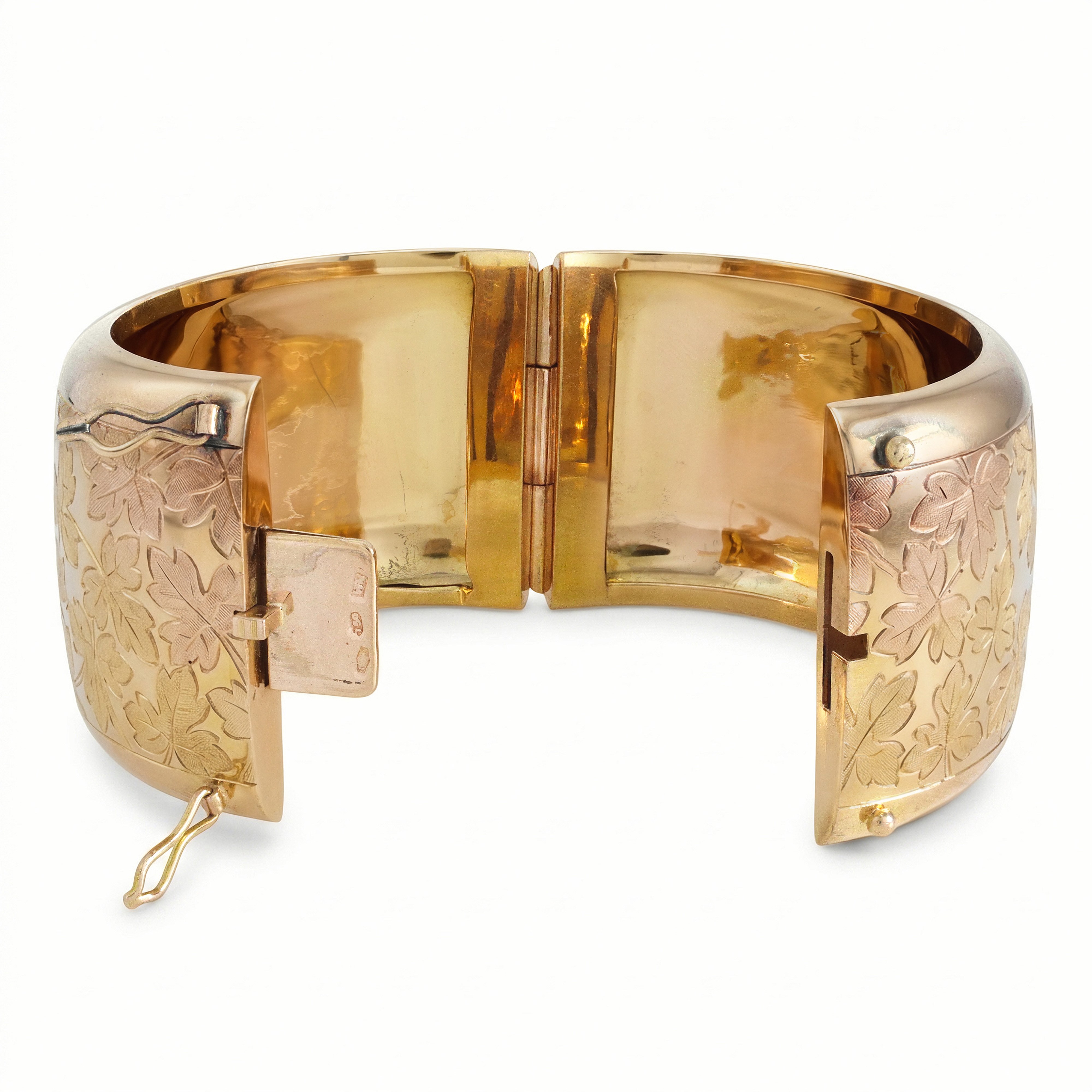 Bracciale rigido in oro giallo con decoro di trifogli satinati lungo tutto il corpo del bracciale...