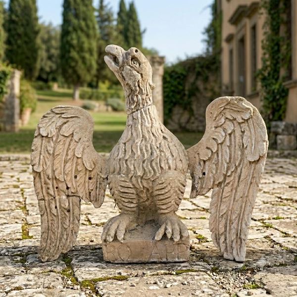Scultura in pietra bianca calcarea raffigurante importante aquila araldica 