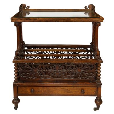 Etagere Inglese in Legno Intagliato con Piano in Vetro