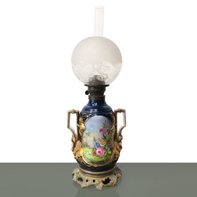 Lume a Petrolio in Porcellana Blu con Decoro Floreale e Boccia a Palla