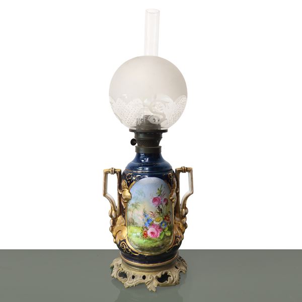 Blue porcelain oil lamp with floral decoration and ball-shaped bowl