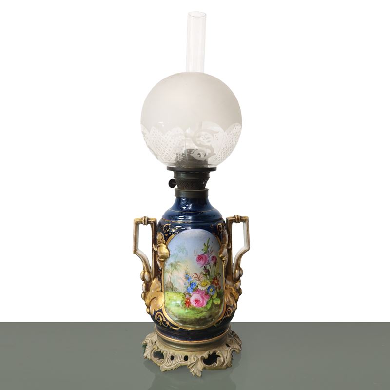 Lume a Petrolio in Porcellana Blu con Decoro Floreale e Boccia a Palla