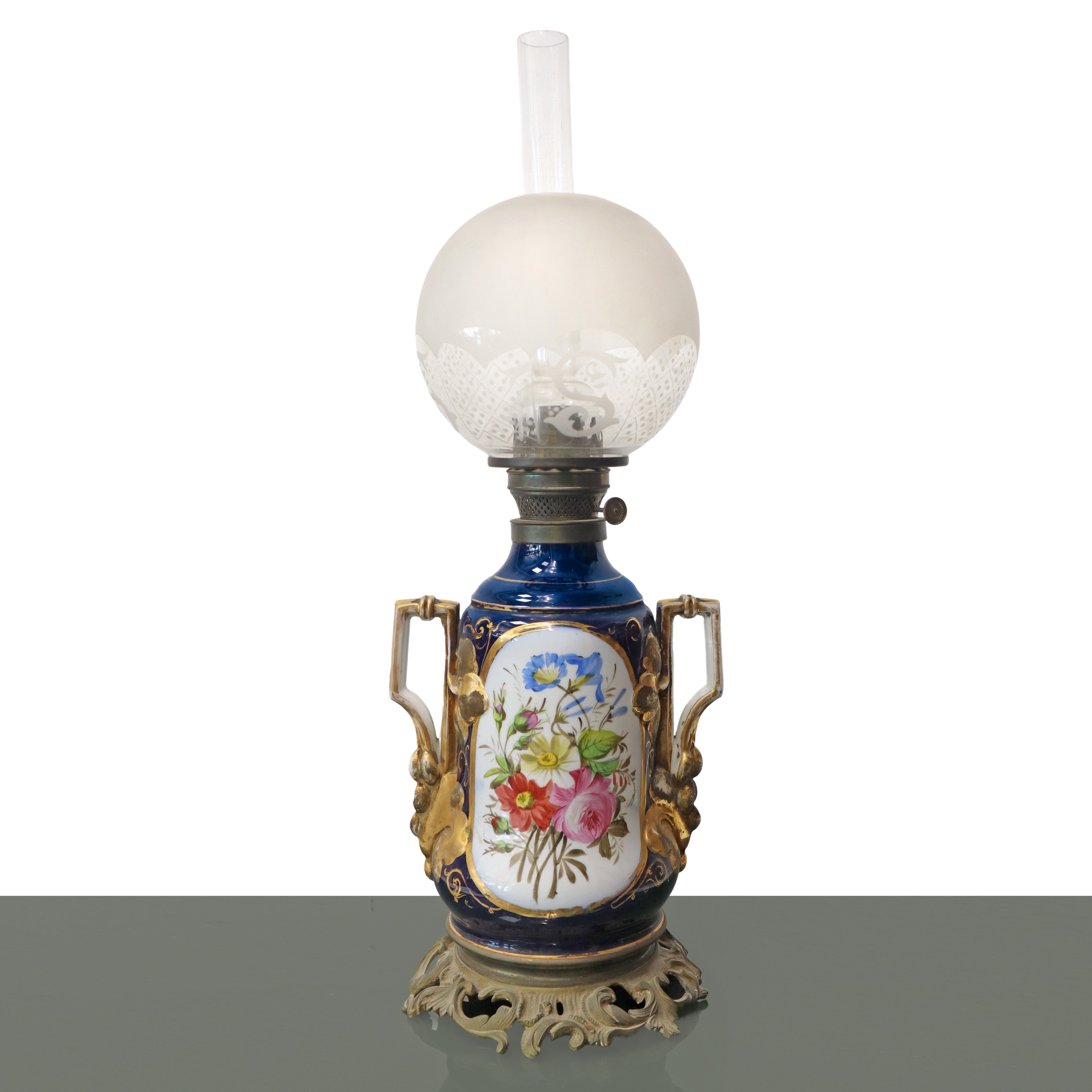 Lume a Petrolio in Porcellana Blu con Decoro Floreale e Boccia a Palla