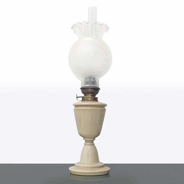 Ecru porcelain lamp with tulip-shaped bowl and scalloped edge