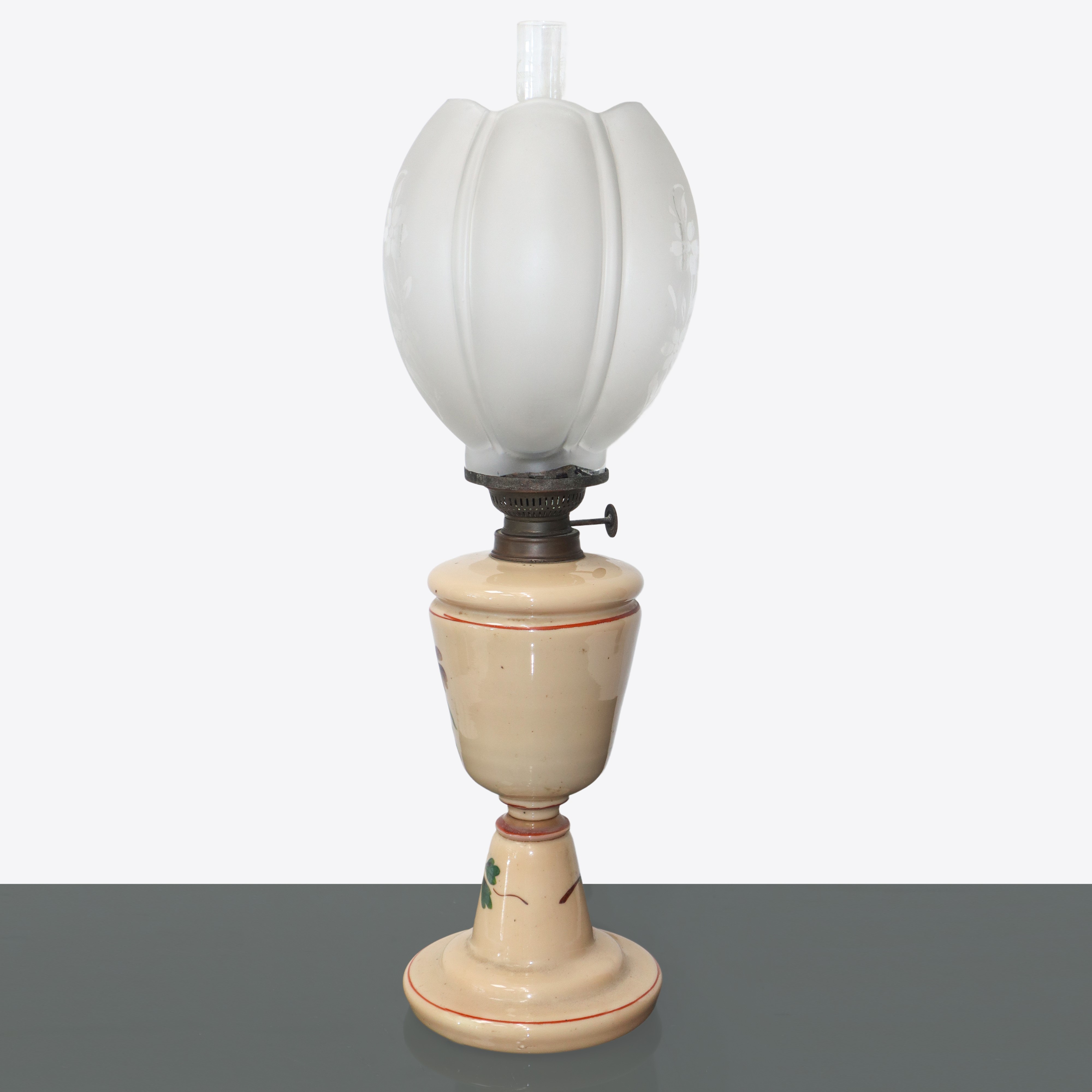 Lume in Porcellana Beige con Decori Floreali e Boccia a Guisa di Tulipano