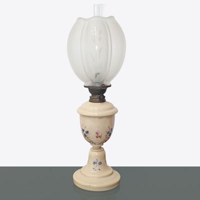Lume in Porcellana Beige con Decori Floreali e Boccia a Guisa di Tulipano