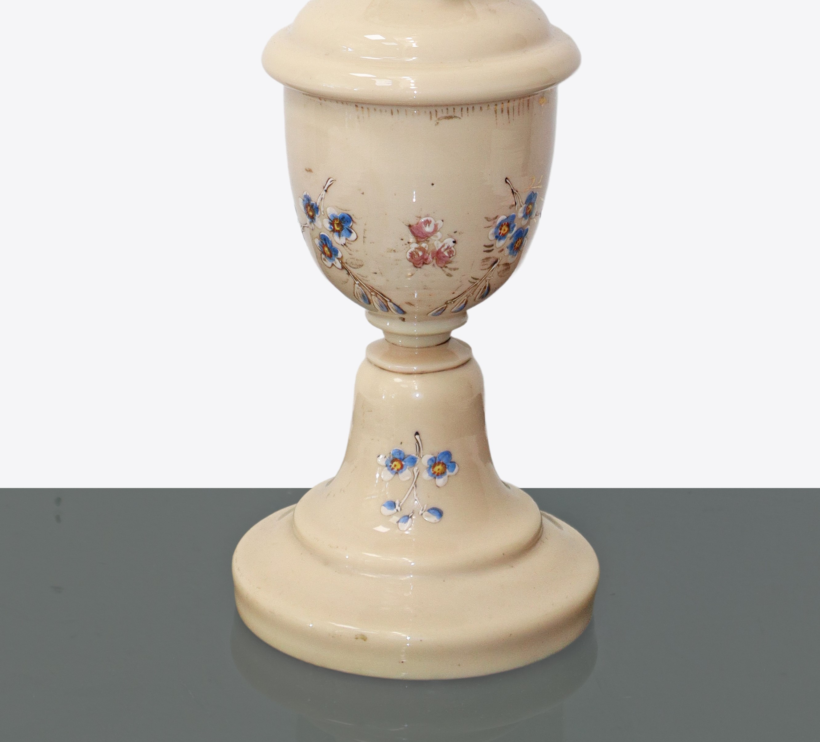 Lume in Porcellana Beige con Decori Floreali e Boccia a Guisa di Tulipano