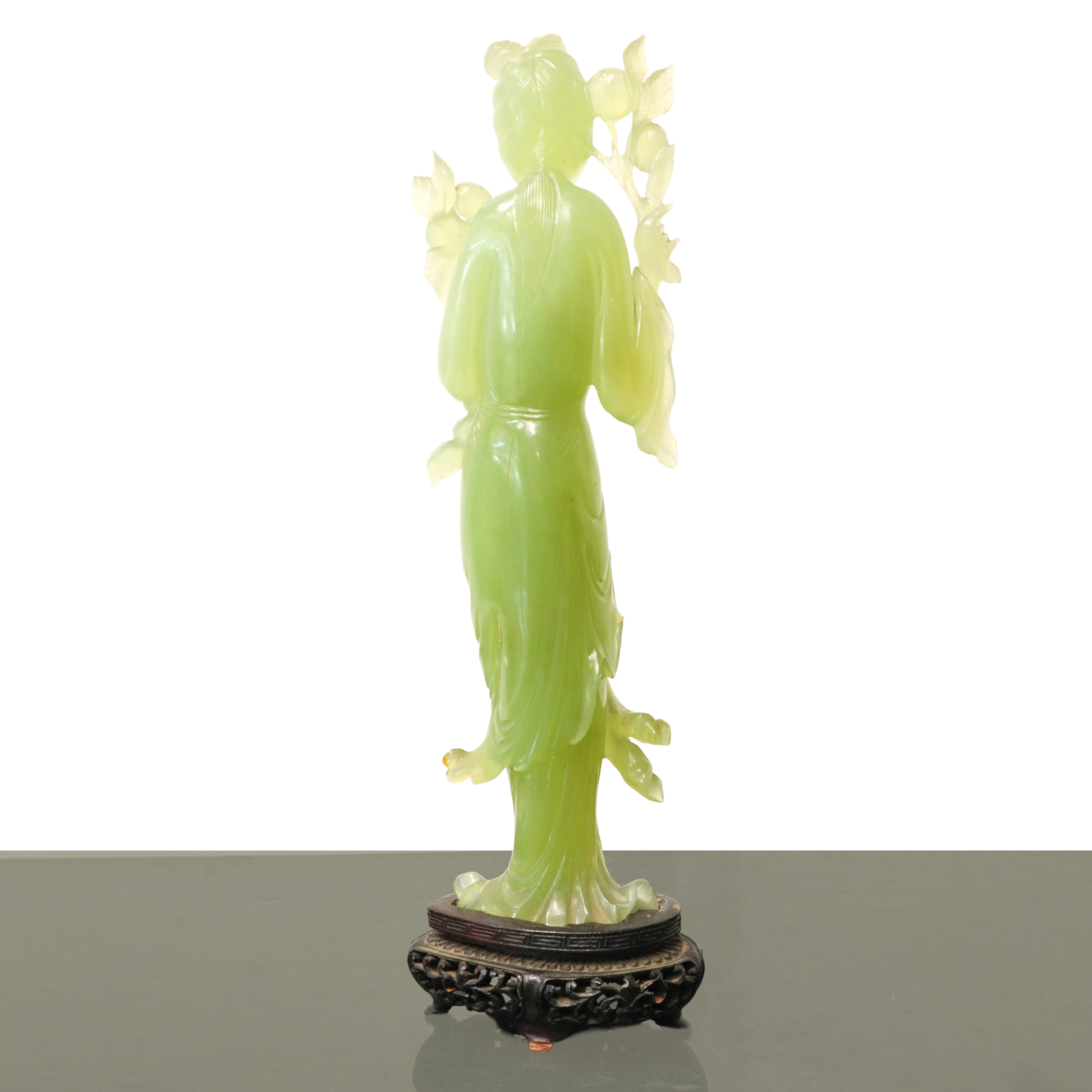 Guanin in giada verde su base in legno, presenza di sbeccature e incollature