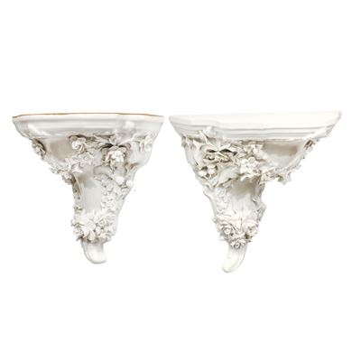 Coppia di Piccole Mensole in Porcellana Bianca con Decori Floreali in Rilievo