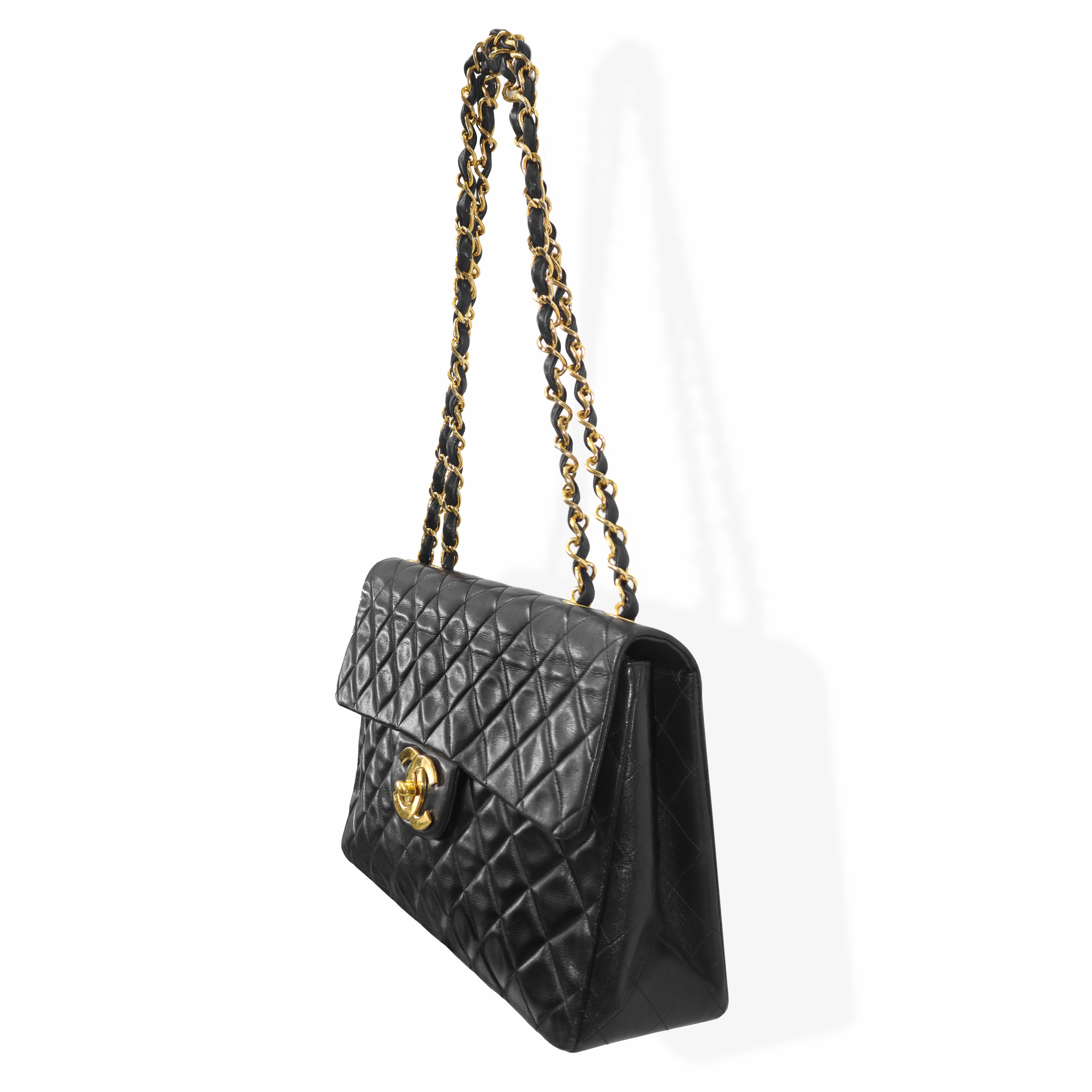 Borsa Chanel Timeless in pelle nera caviar trapuntata con metalleria dorata interno in pelle bord...