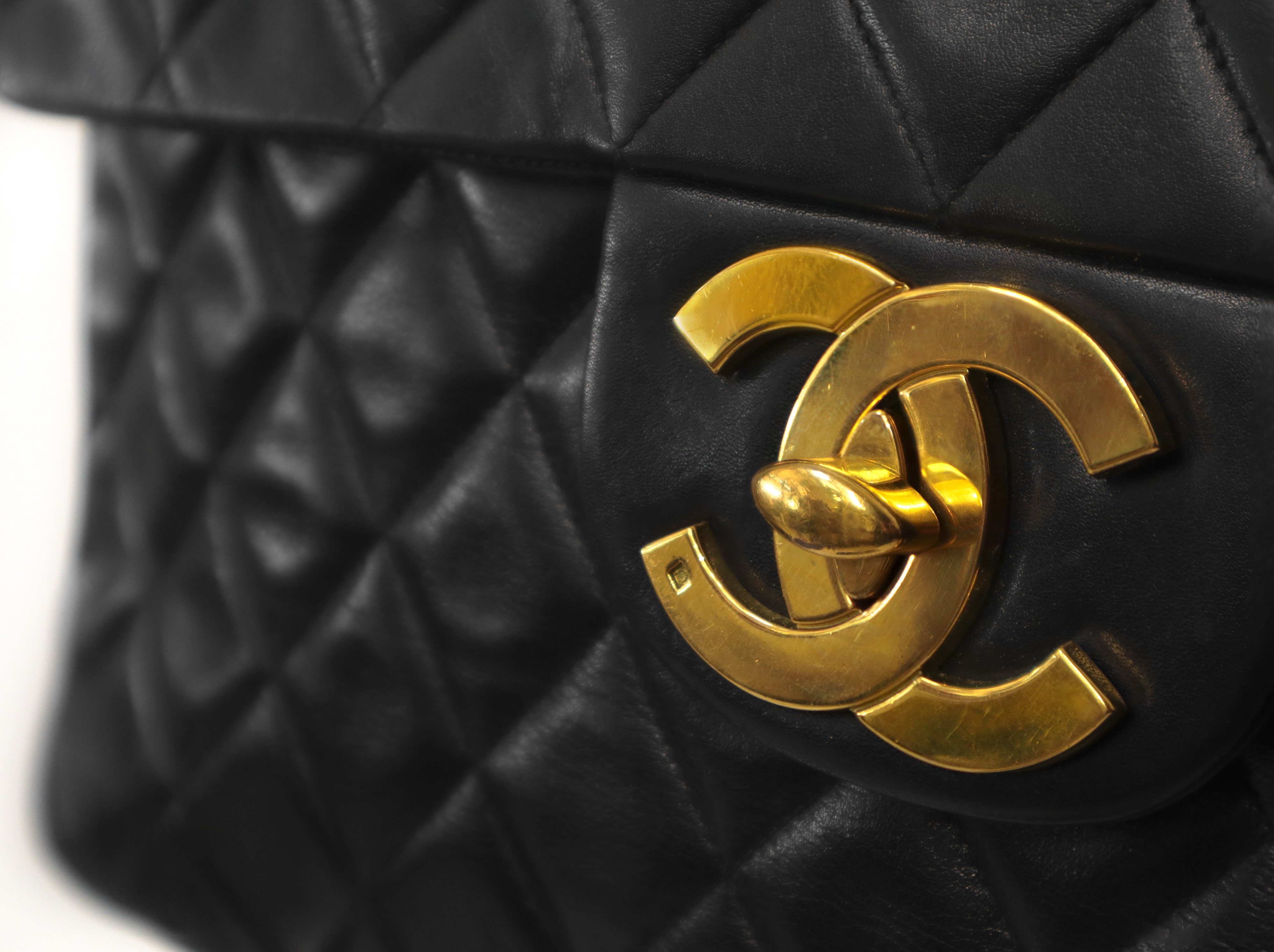 Borsa Chanel Timeless in pelle nera caviar trapuntata con metalleria dorata interno in pelle bord...